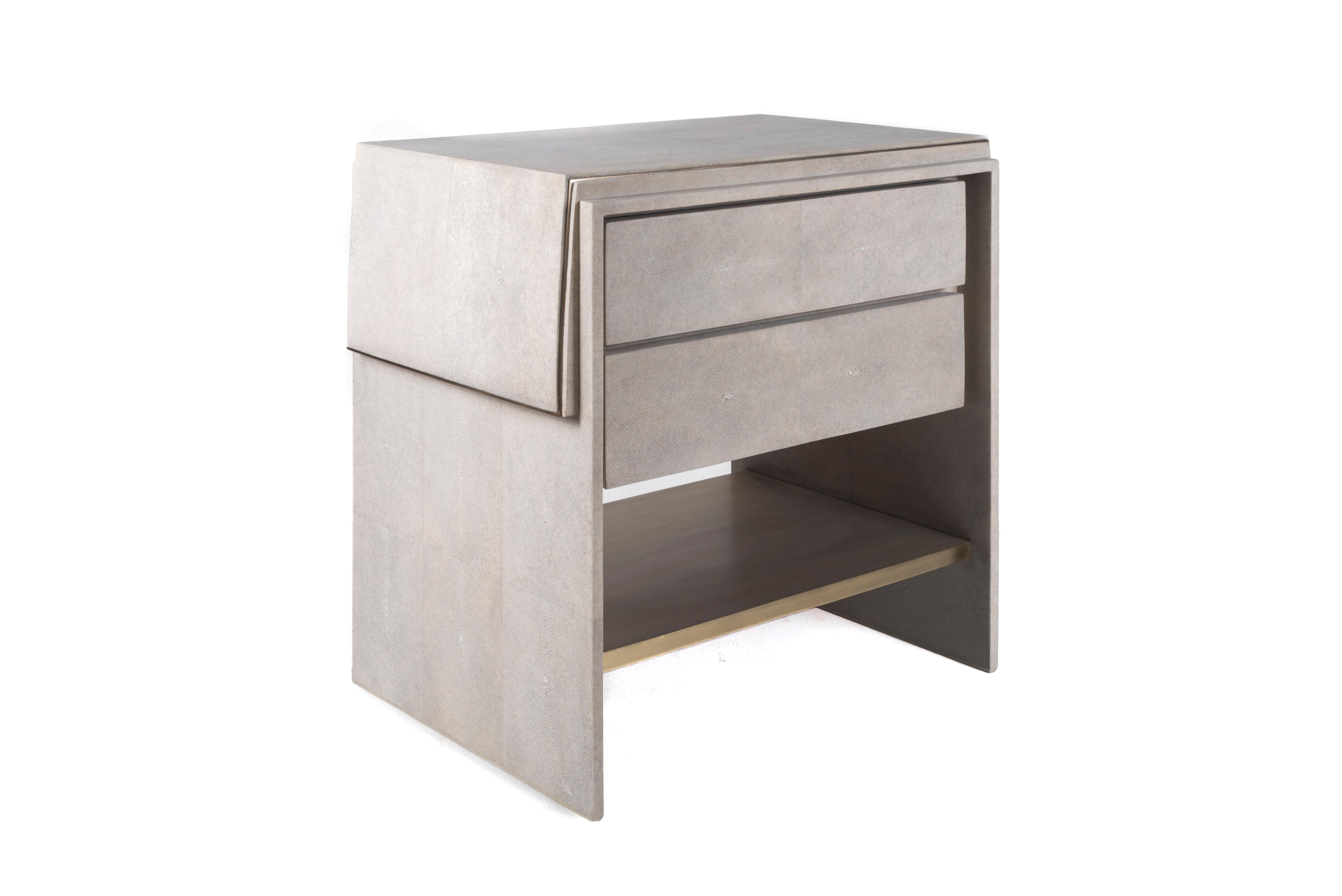 The Waldorf bedside by R&Y Augousti is a modern and elegant piece. This bedside table has subtle geometry with its asymmetric cream shagreen overlay. The piece is completely inlaid in cream shagreen, but includes subtle details in bronze patina