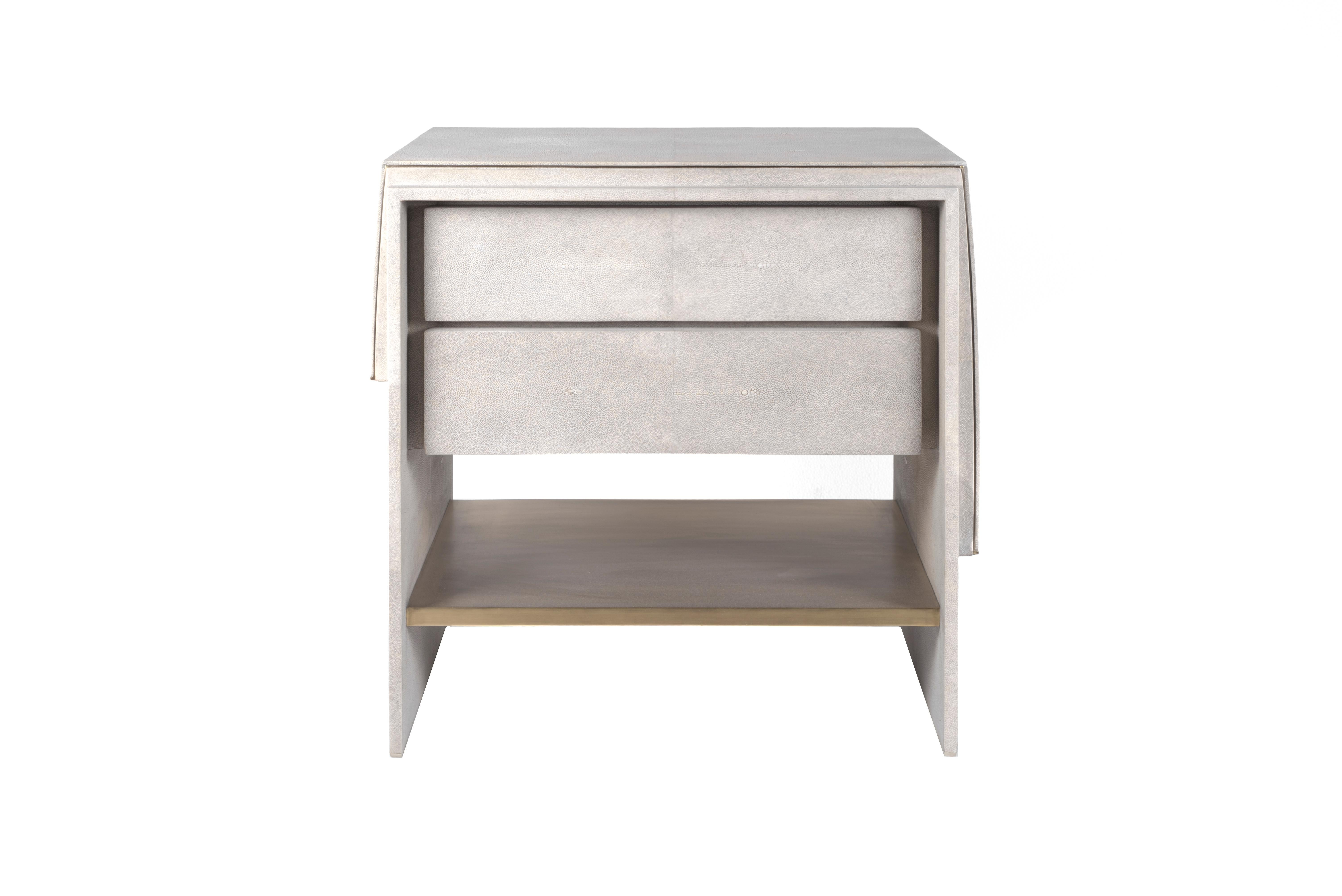 Waldorf Nachttisch aus cremefarbenem Chagrin und bronzefarbenem Patina-Messing von R&Y Augousti (Art déco) im Angebot