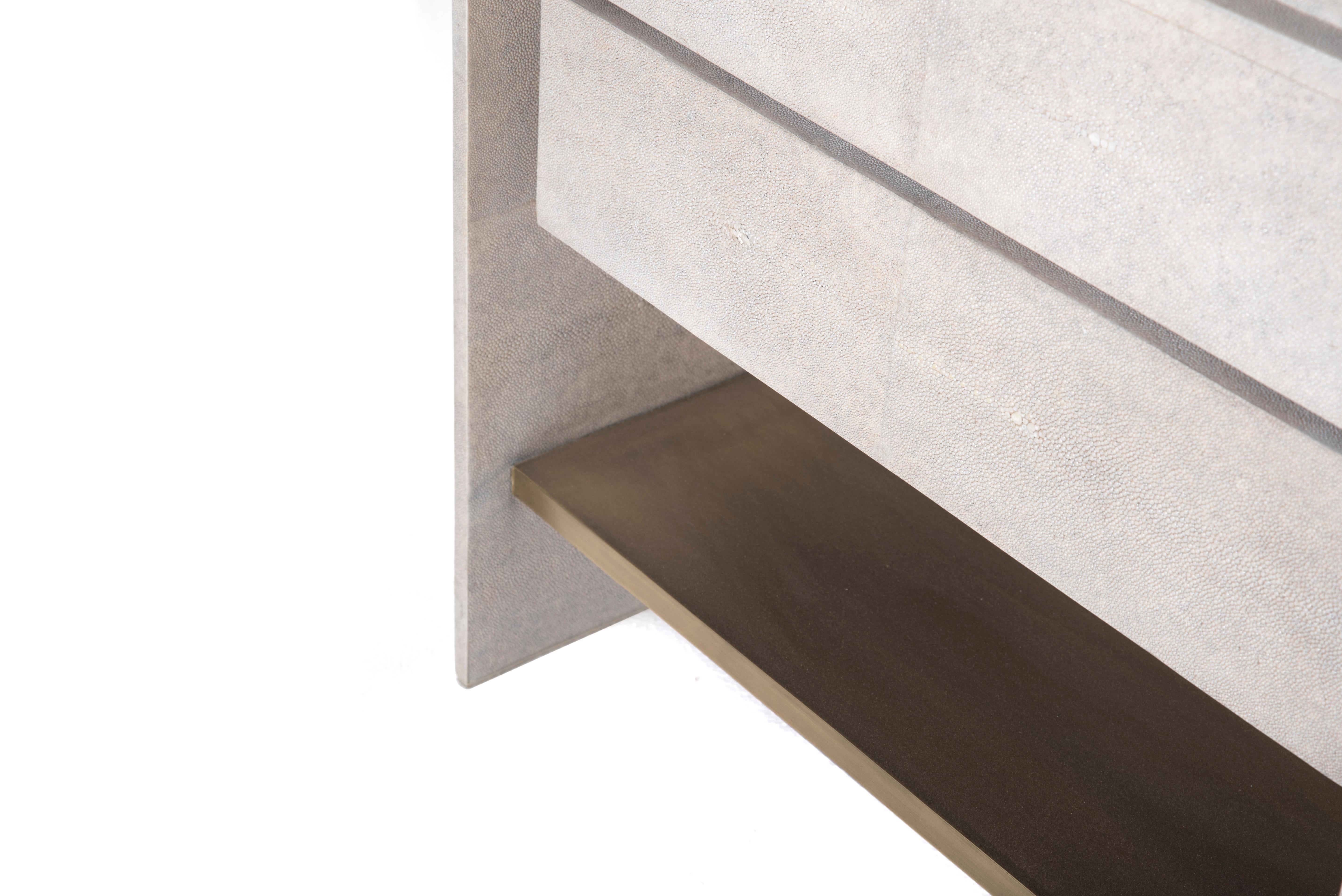 Waldorf Nachttisch aus cremefarbenem Chagrin und bronzefarbenem Patina-Messing von R&Y Augousti im Angebot 1