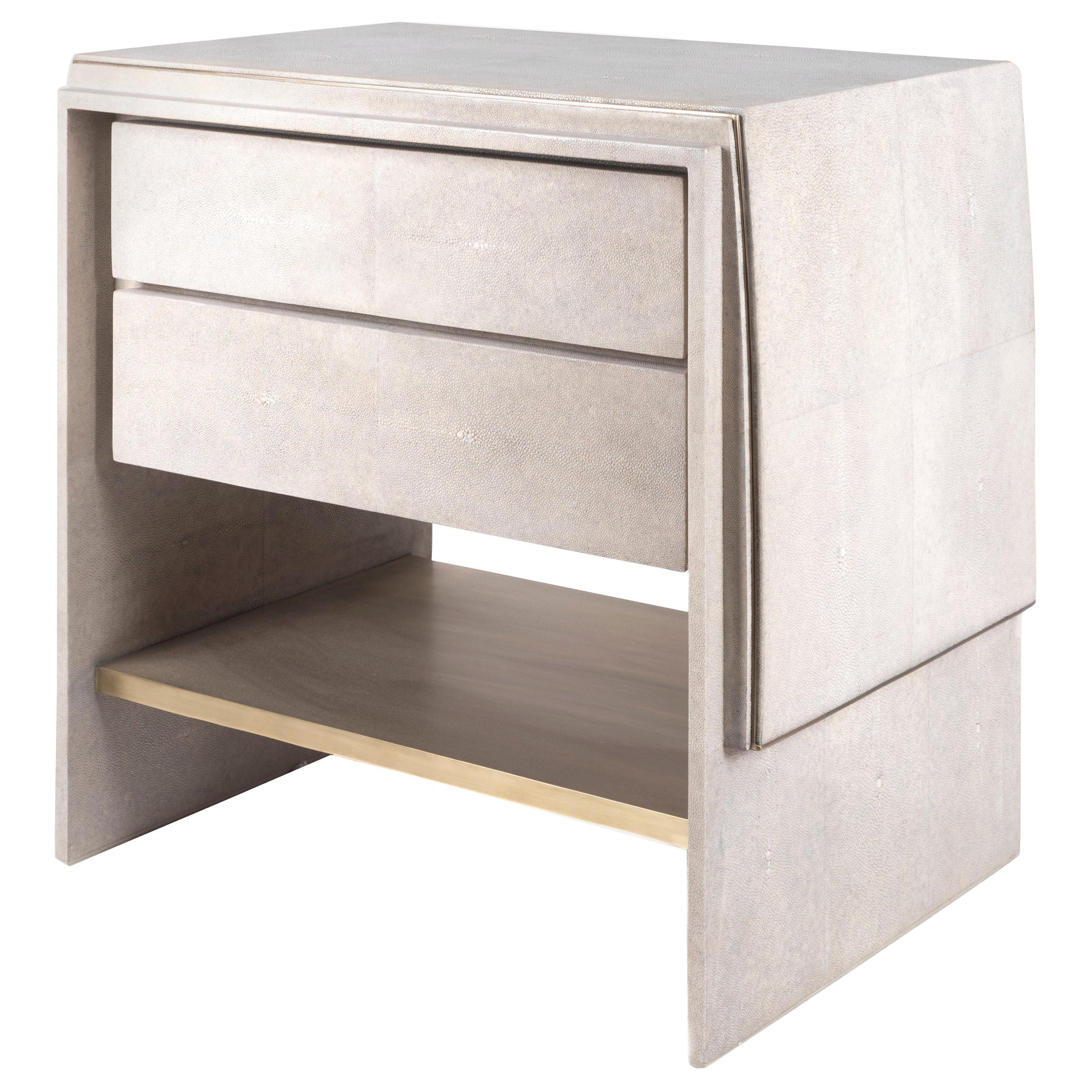 Mesilla de noche Waldorf de piel de raya crema y latón patinado bronce by R&Y Augousti