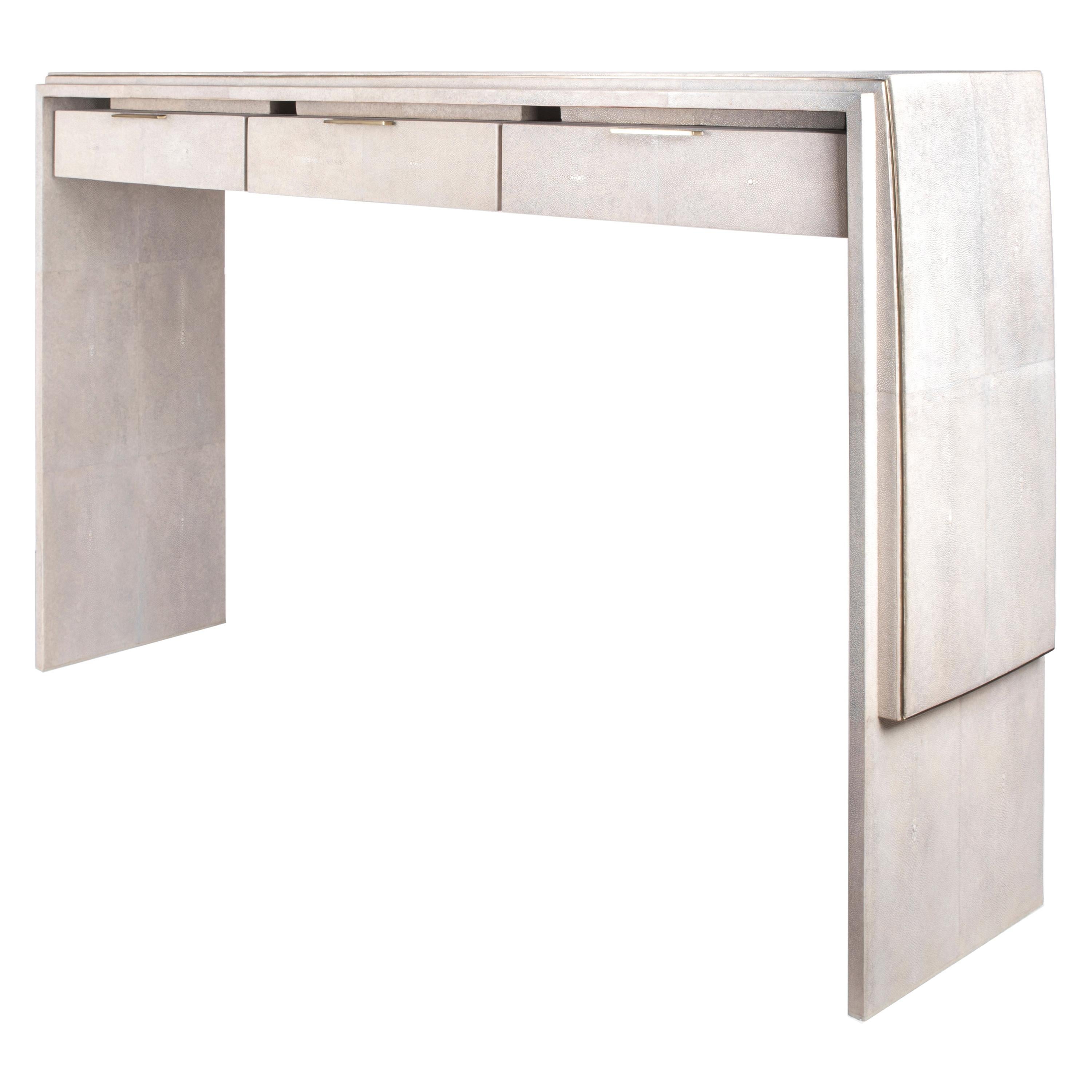 Consola Waldorf de piel de zapa crema y latón patinado bronce by R & Y Augousti