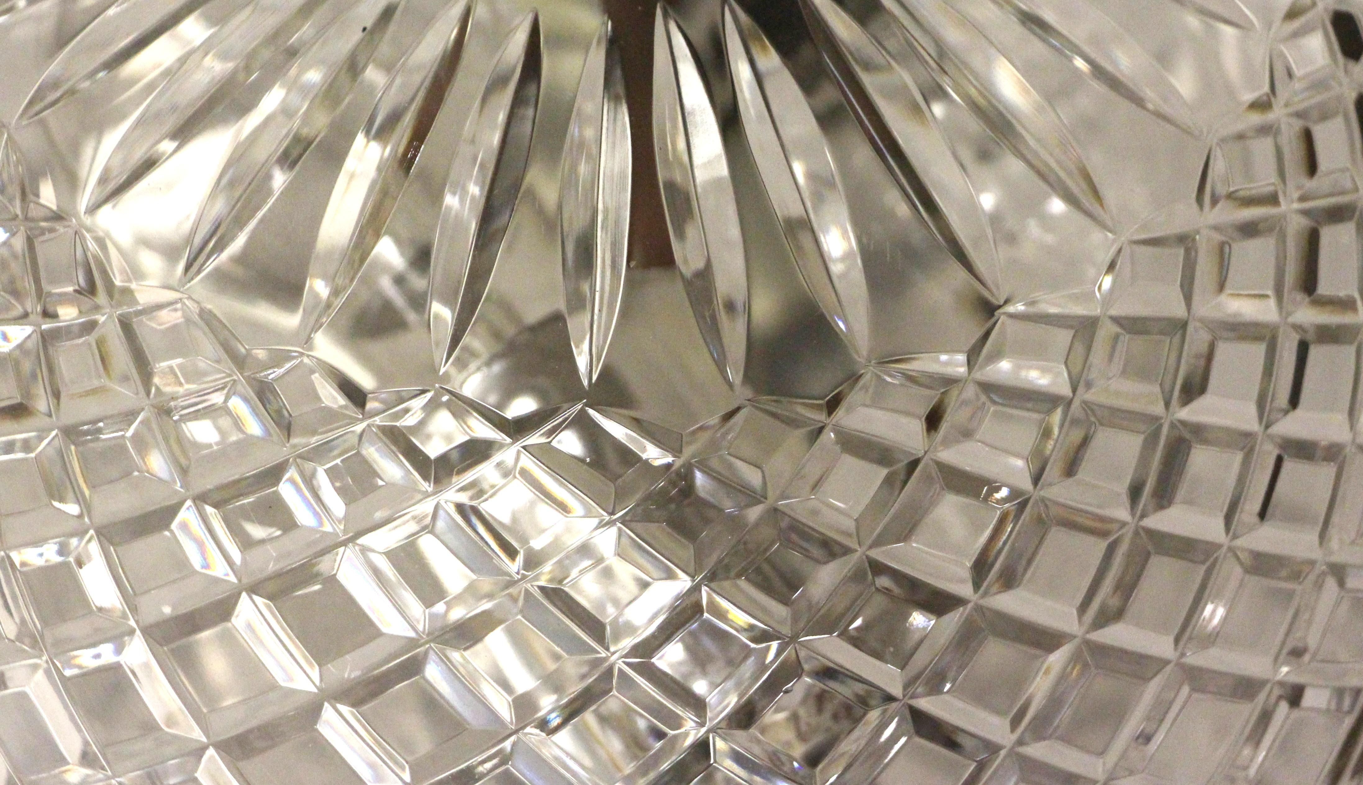 Monture affleurante en cristal taillé Waldorf avec anneau décoratif en laiton Bon état - En vente à New York, NY
