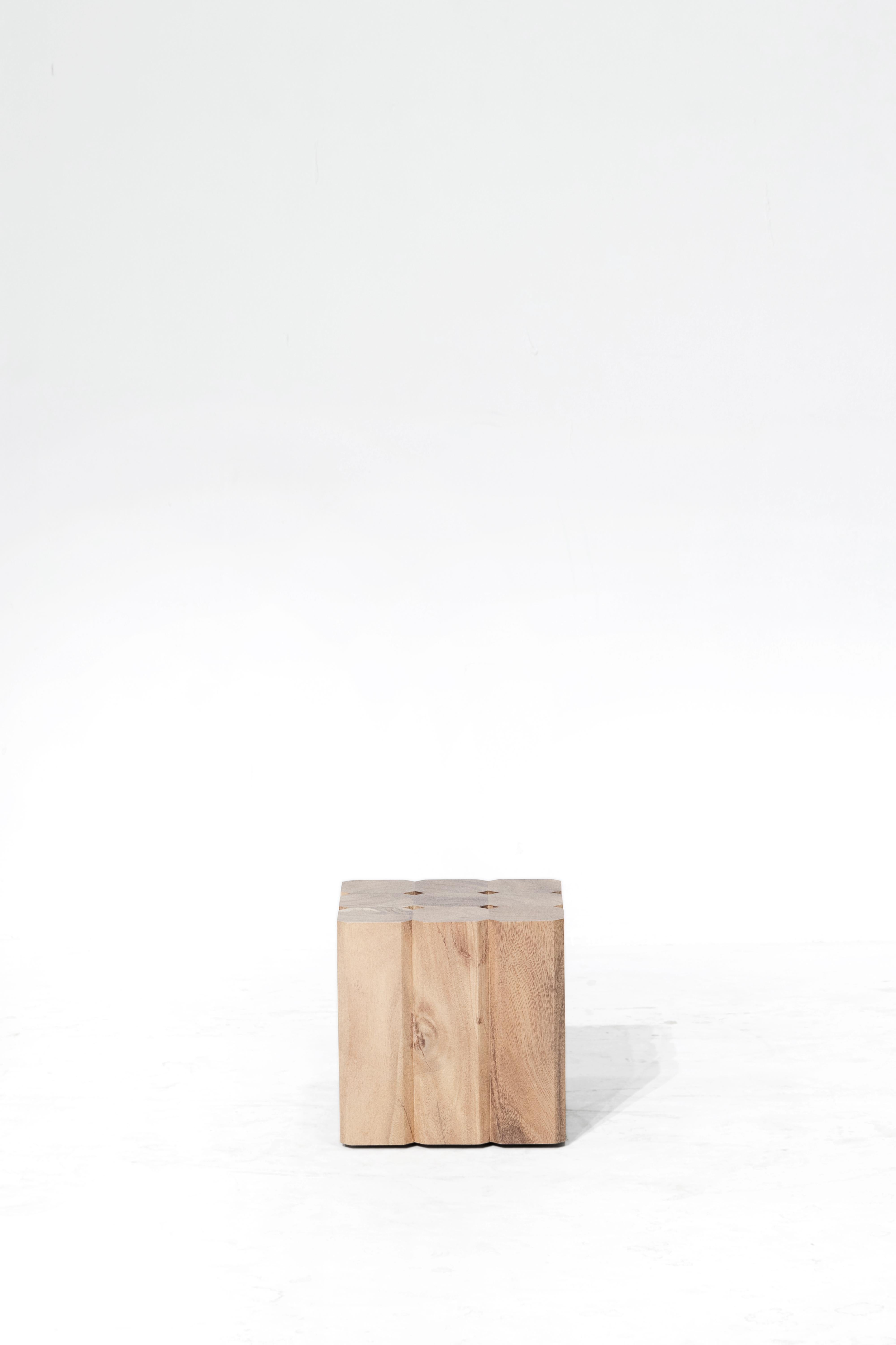 Solitamente trattate come scarti, le estremità del legno spezzato vengono unite per creare mobili dal carattere distintivo. L'assemblaggio di piccoli pezzi permette la personalizzazione con qualsiasi forma e dimensione desiderata, il che significa