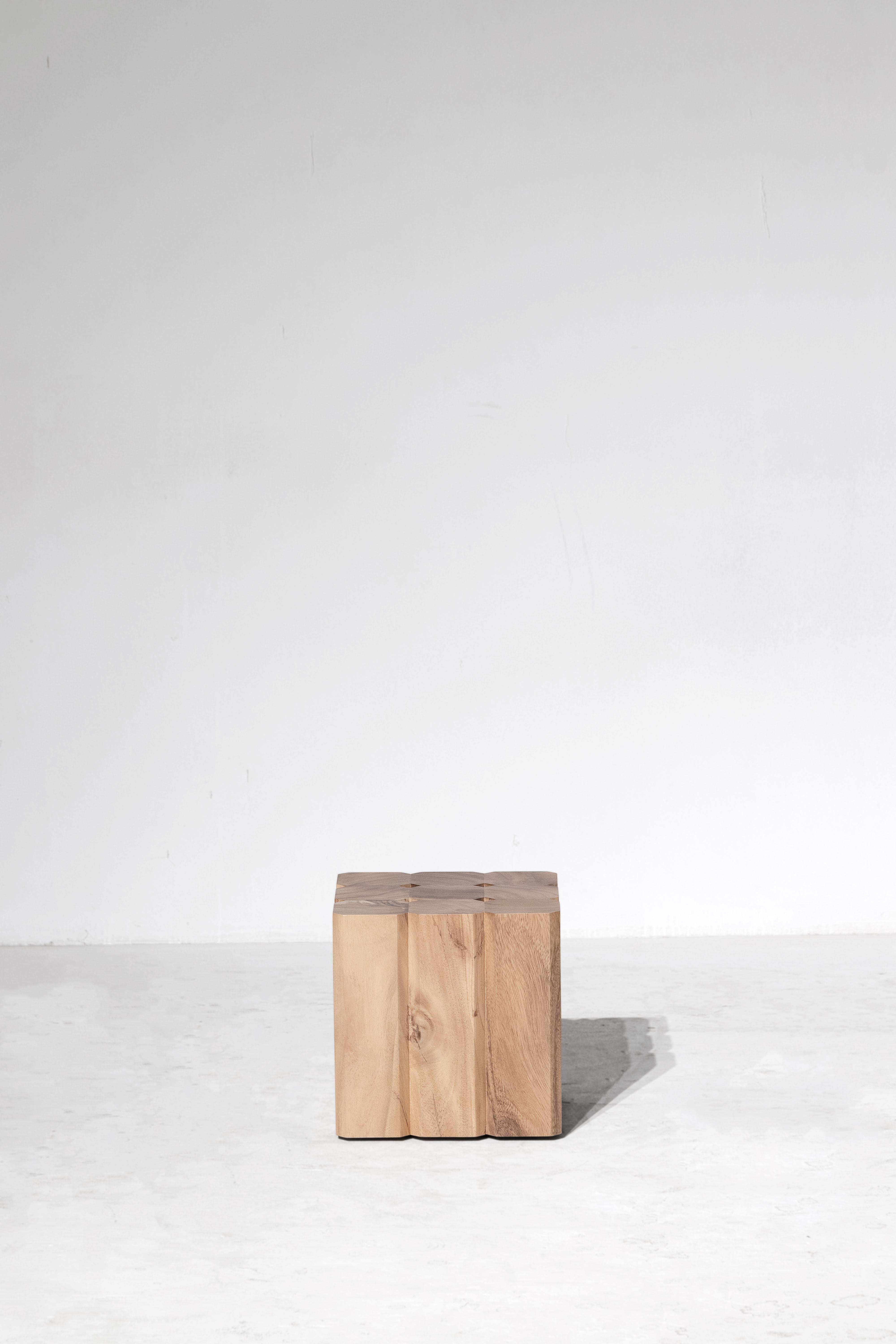Moderno Tavolino Walee, Natural Light Monkey Pod Wood in vendita