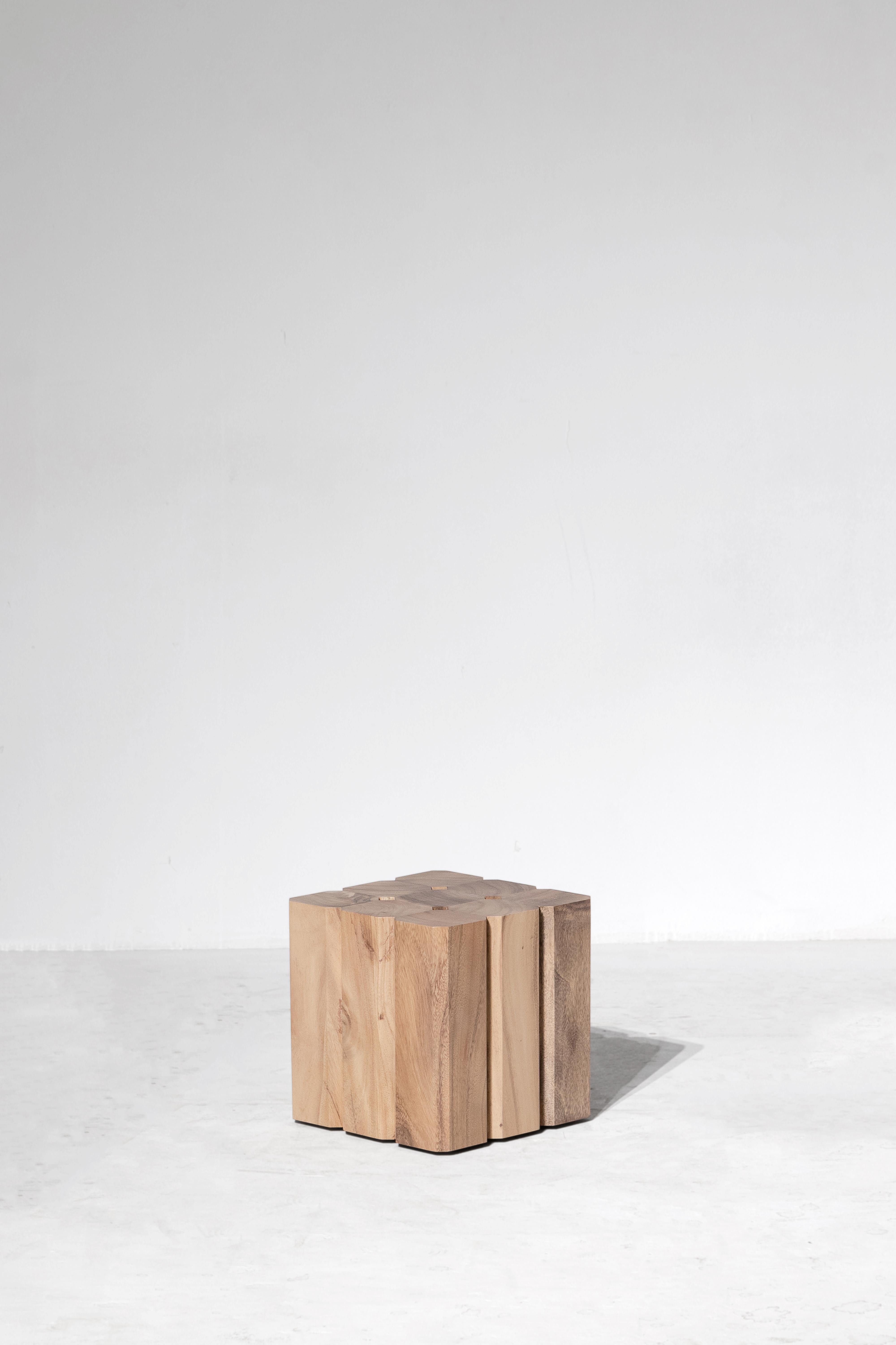 Thailandese Tavolino Walee, Natural Light Monkey Pod Wood in vendita