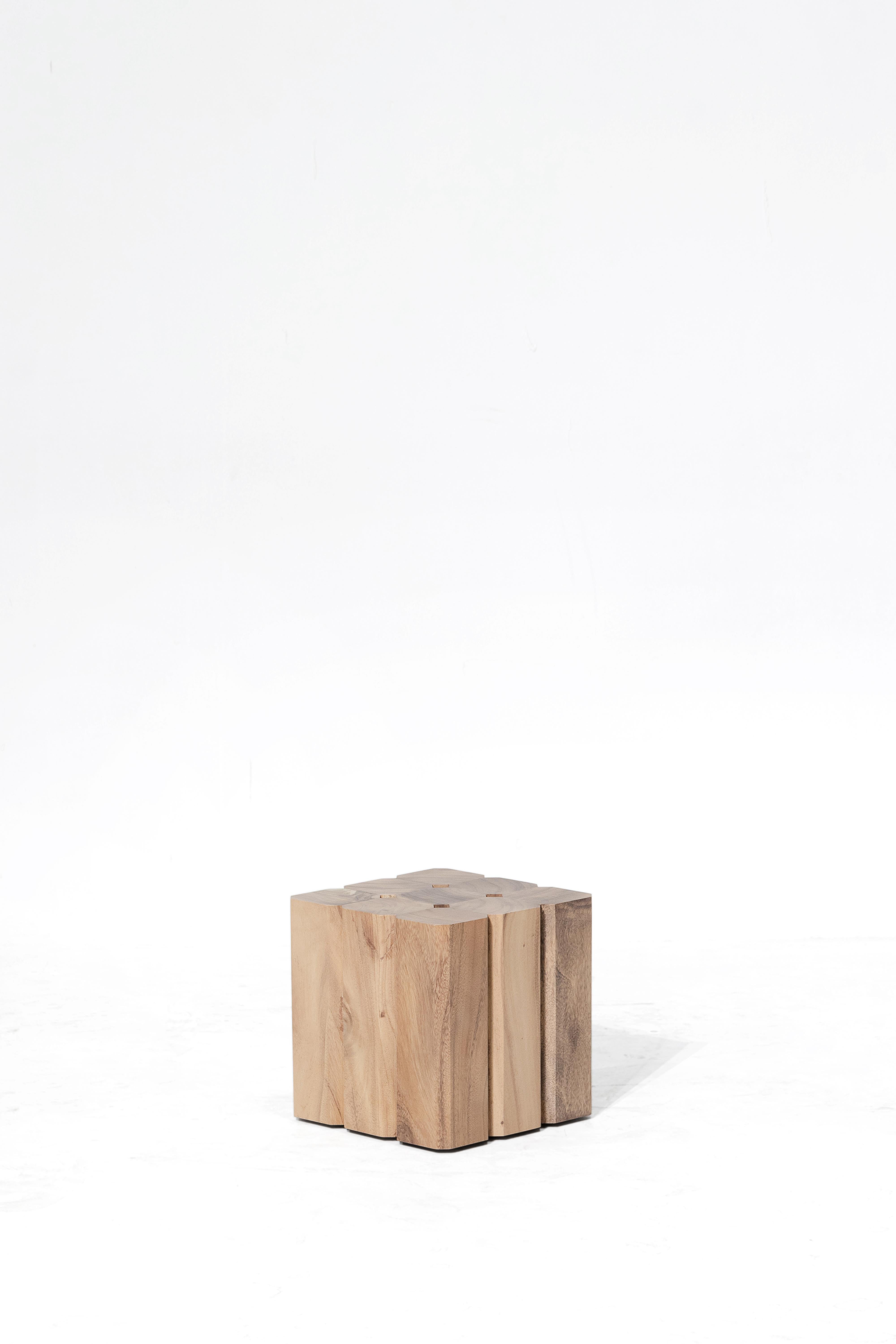 Fatto a mano Tavolino Walee, Natural Light Monkey Pod Wood in vendita
