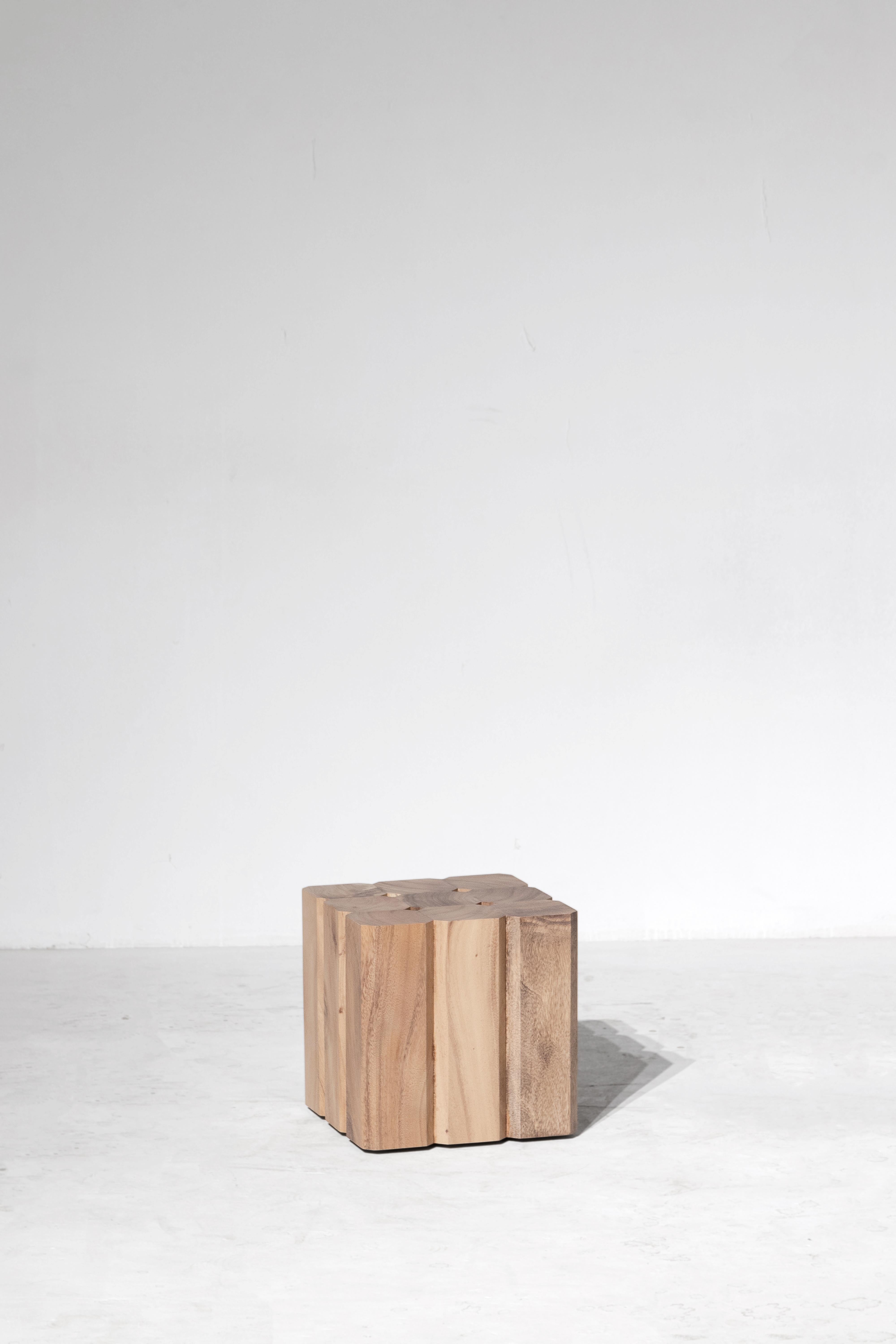 XXI secolo e contemporaneo Tavolino Walee, Natural Light Monkey Pod Wood in vendita