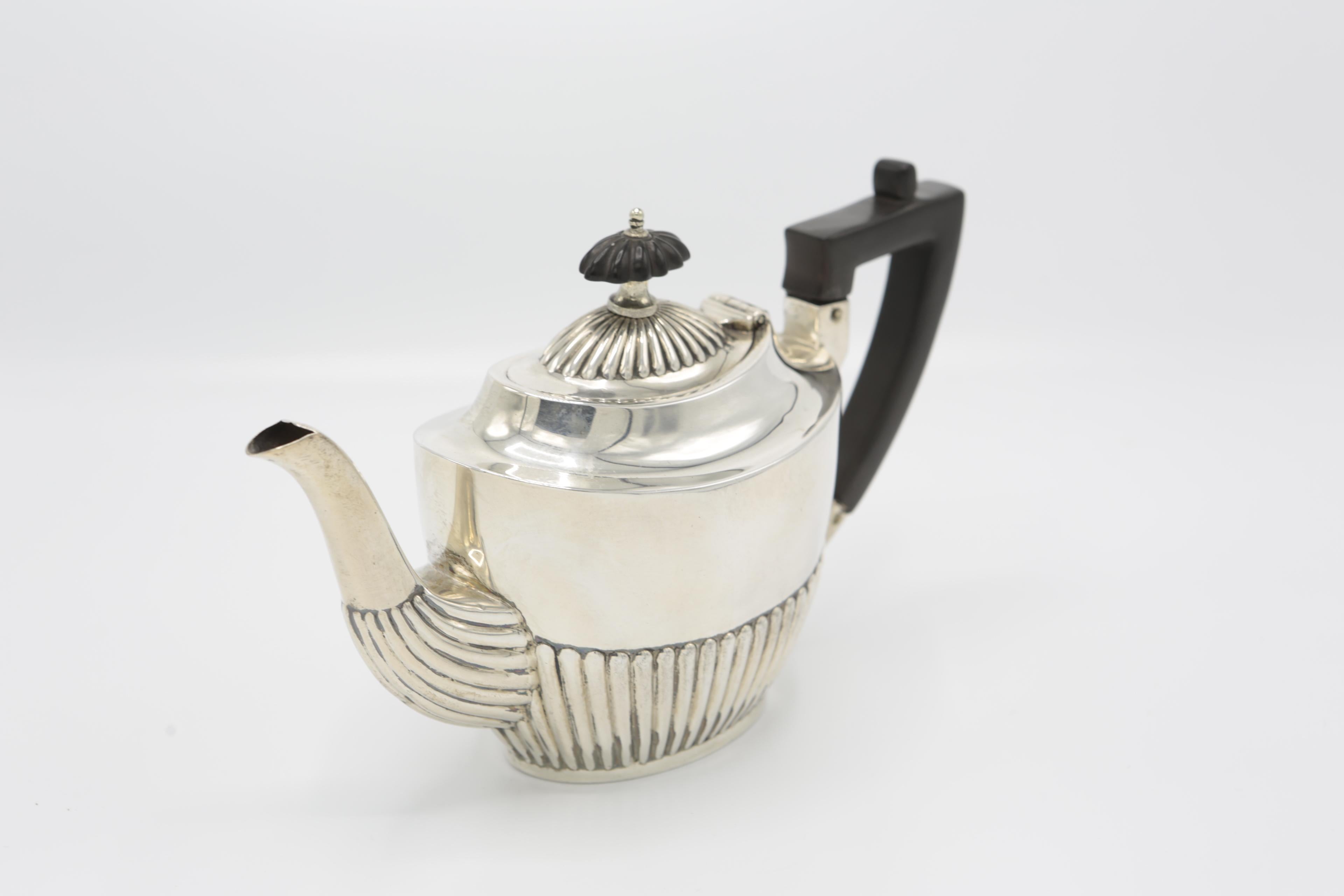 Sterling silver teapot from Walker & Hall
Sheffield, 1895
Hallmarked
Measures: Height 12.5 cm, width ca. 21 cm, depth ca. 7 cm.








 