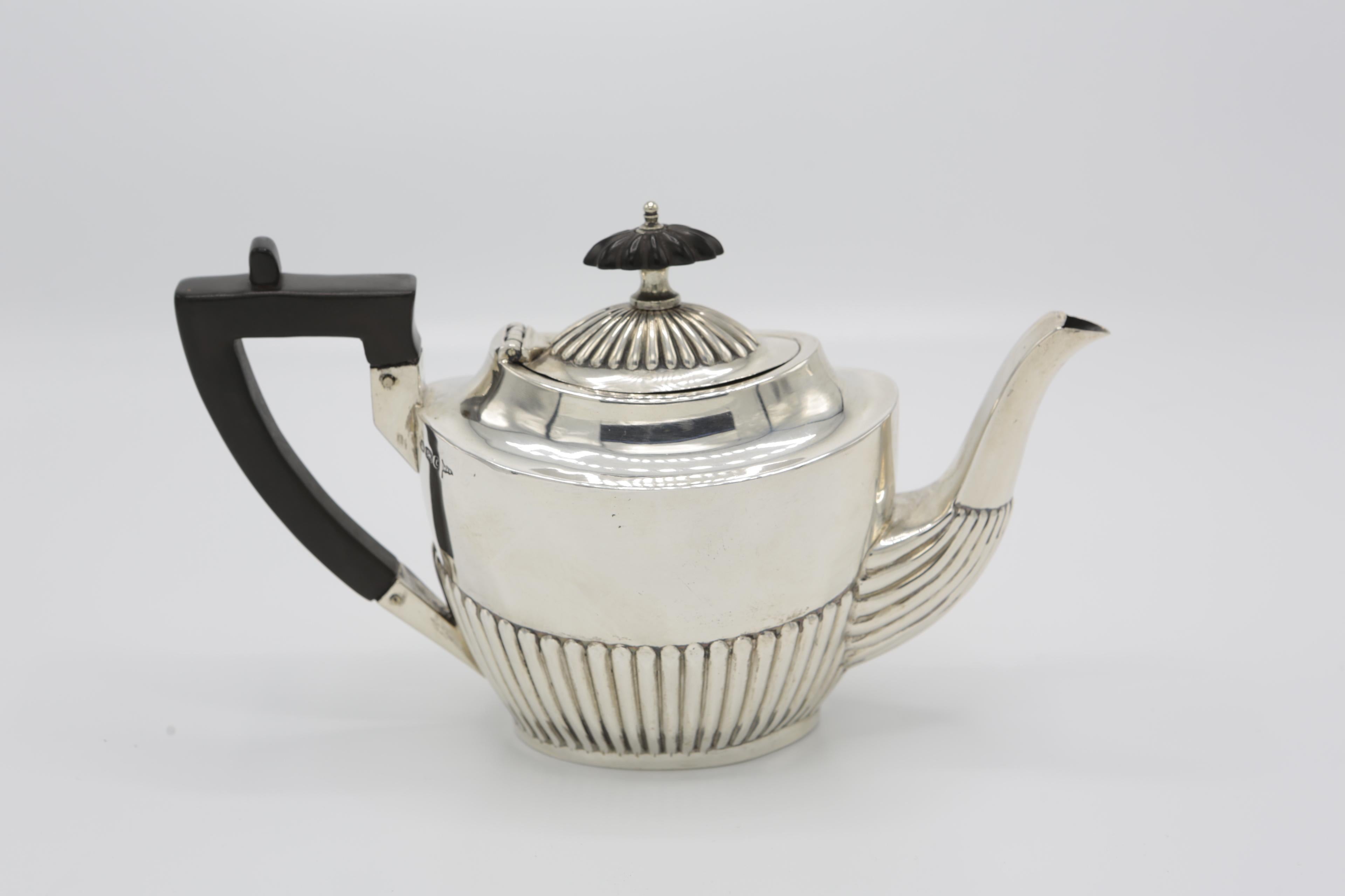 Walker and Hall Teapot 925/- Sterling Silver Sheffield, 1895 In Good Condition For Sale In Muenster, NRW