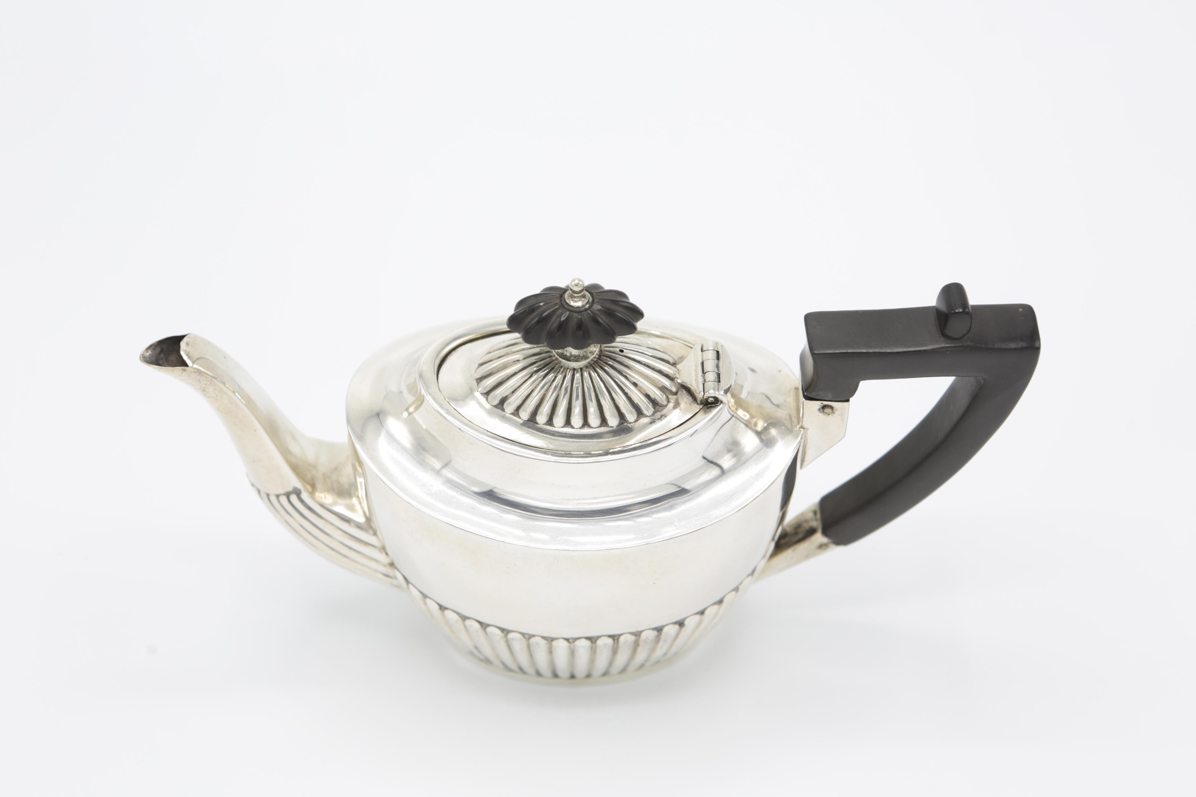 Walker and Hall Teapot 925/- Sterling Silver Sheffield, 1895 For Sale 3
