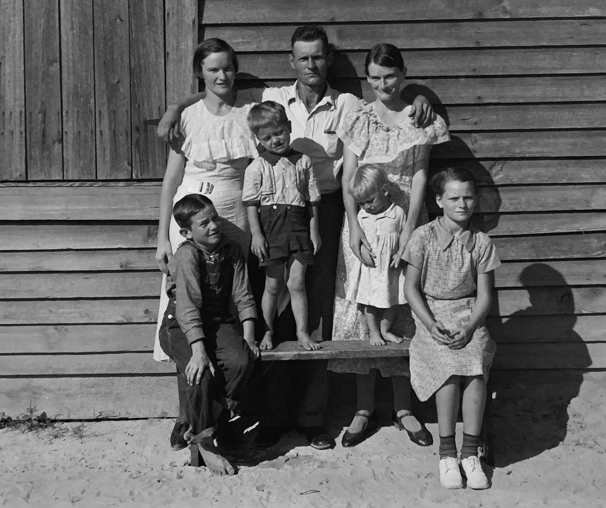 Burroughs Familie, Alabama, Schwarz-Weiß-Porträtfotografie, Auflage 44/75 – Photograph von Walker Evans