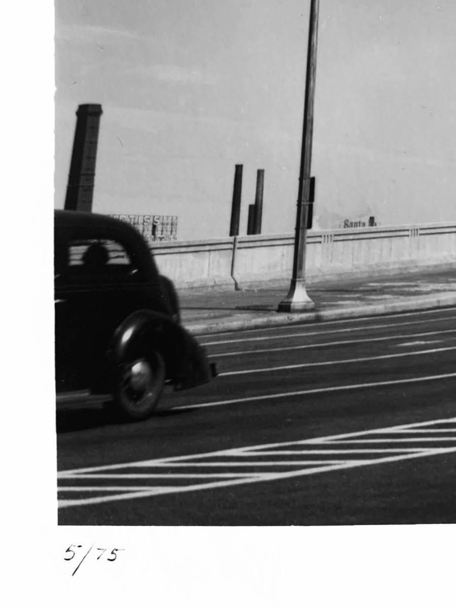 Blaues Bandschild mit Bändern, Chicago, USA, Schwarz-Weiß-Landschaftsfotografie (Zeitgenössisch), Photograph, von Walker Evans