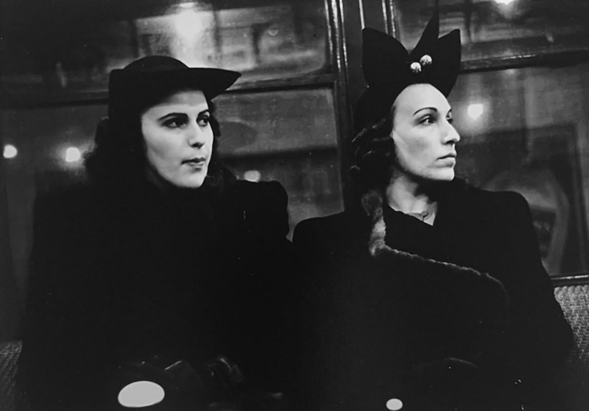 Zwei Frauen in der U-Bahn, New York City, Schwarz-Weiß-Porträtfotografie – Photograph von Walker Evans