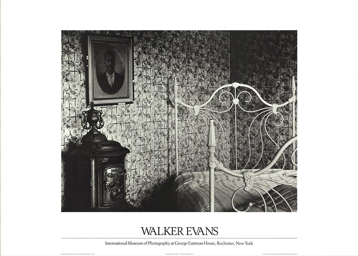 Il s'agit d'une reproduction d'une photographie de Walker Evans intitulée "Truro, Massachusetts", prise en 1931. Capturant la géométrie austère d'une simple maison de Nouvelle-Angleterre sous un soleil radieux, l'image est emblématique de la quête