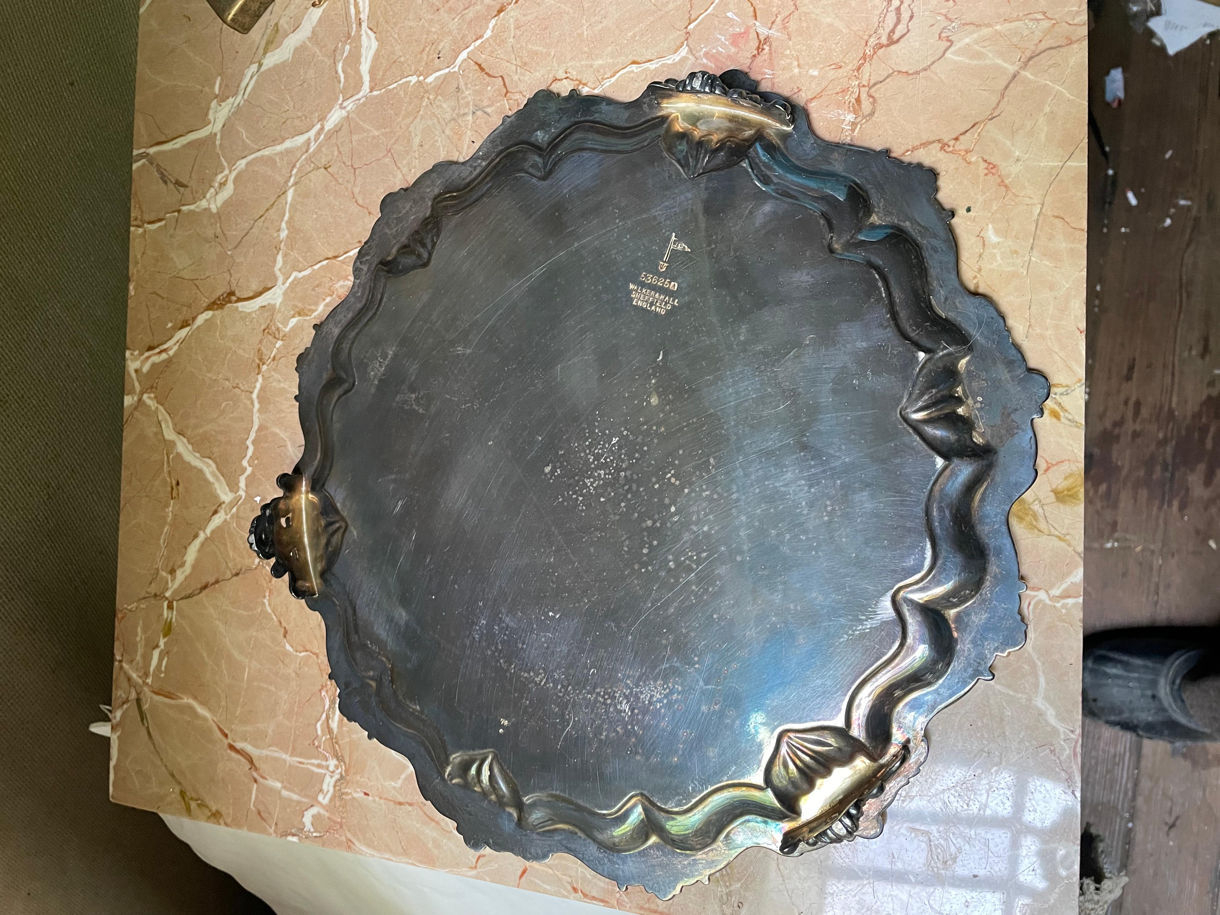 Walker & Hall 1906 Sheffield England Silverplate Salver Footed Tray Plateau  In Fair Condition For Sale In Clifton Forge, VA