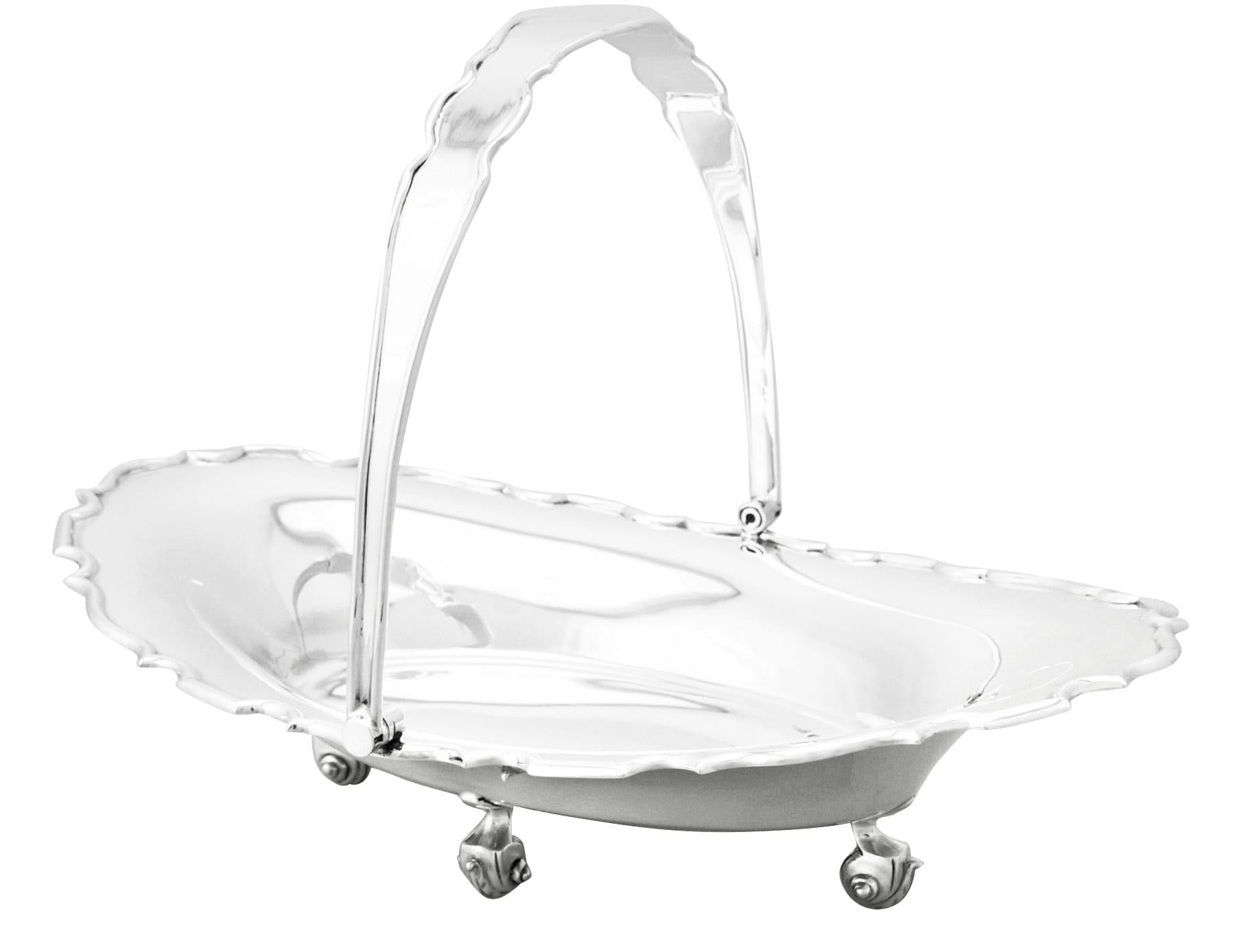 A fine and impressive antique George V English sterling silver cake/fruit basket; an addition to our ornamental silverware collection

This fine antique George V sterling silver cake / fruit basket has a plain oval shaped form.

The surface of