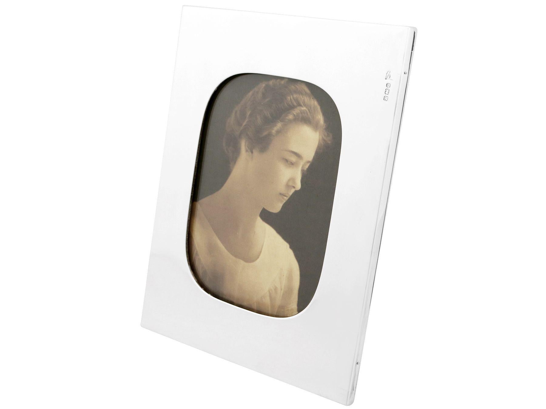 Un excepcional, fino e impresionante marco de fotos antiguo de plata de ley inglesa de Jorge V; una adición a nuestra colección de platería de bautizo.

Este excepcional marco de fotos antiguo de plata de ley Jorge V tiene forma rectangular lisa