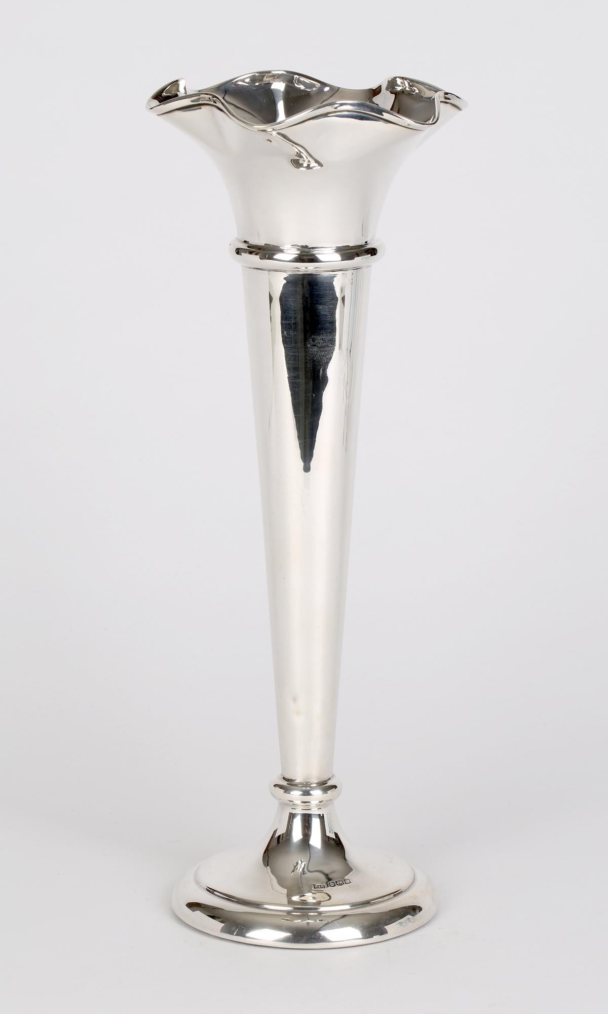 Walker & Hall Art Deco Tall Silver Trumpet Shape Vase Sheffield, 1918 For Sale 3