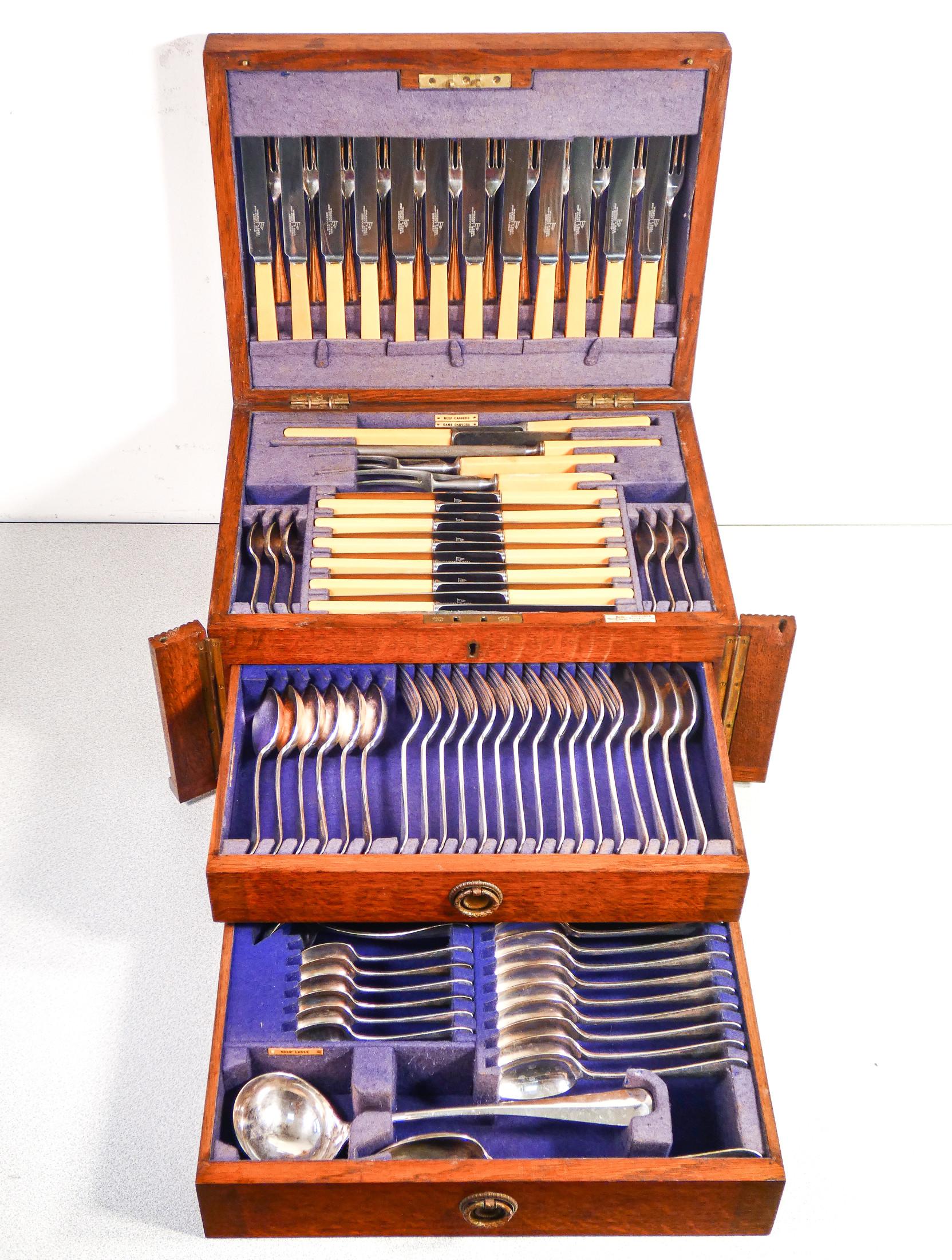 WALKER & HALL Ltd.
Cutlery set for 12 people
Consisting of 92 pieces,
in elegant oak case

ORIGIN
Sheffield

PERIOD
1920s

BRAND
Manufactured by
WALKER & HALL Ltd
Sheffield

MATERIALS
Sheffield and stainless