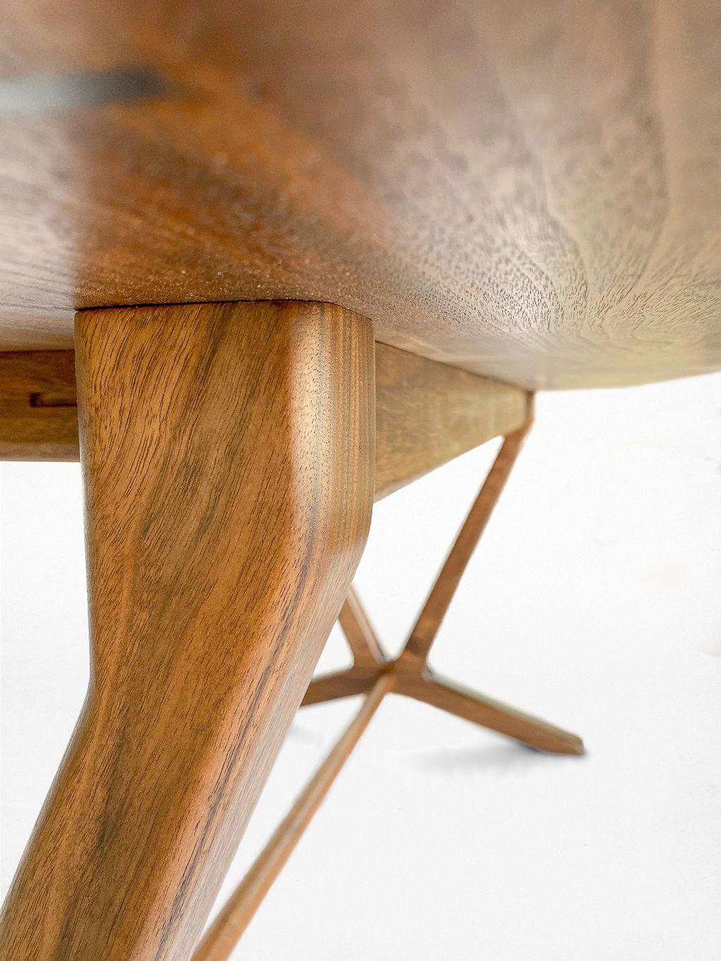 Ovaler Walker-Tisch, moderner Esstisch mit geformten Tischlerarbeiten (Abgekantet) im Angebot