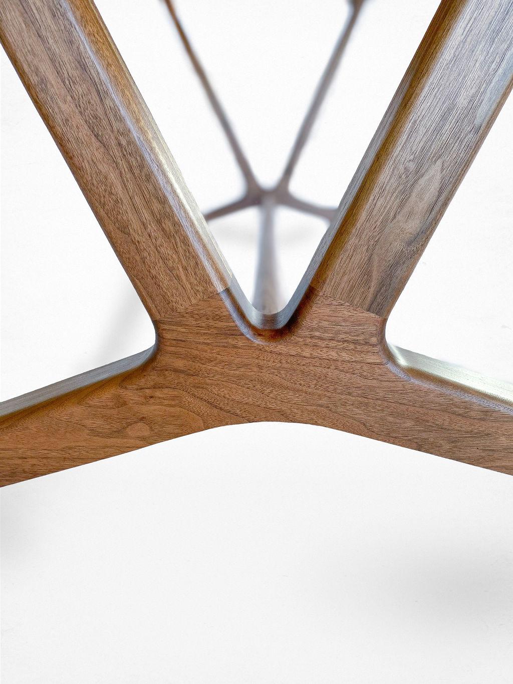 Ovaler Walker-Tisch, moderner Esstisch mit geformten Tischlerarbeiten im Zustand „Neu“ im Angebot in Chattanooga, TN