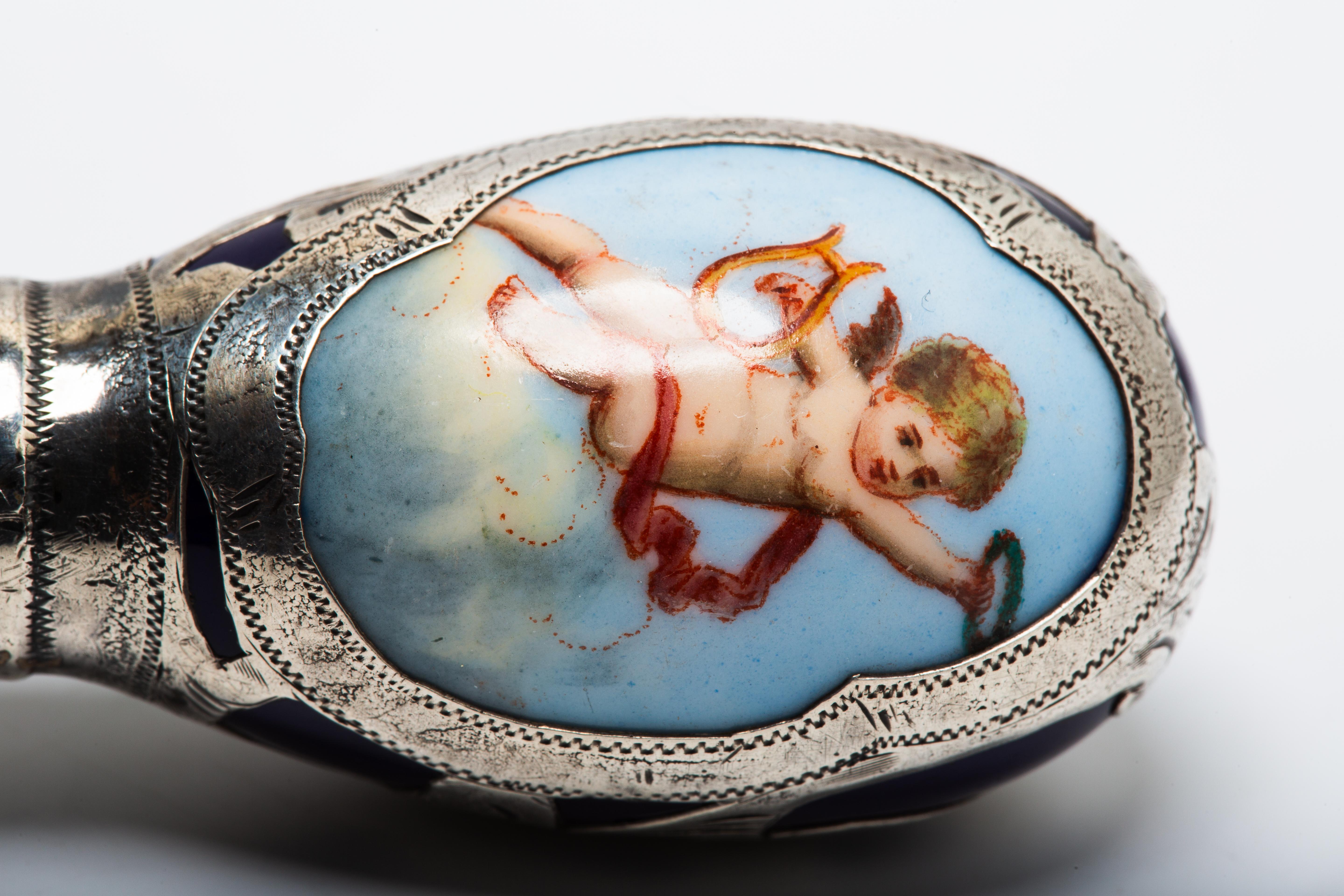 MATERIAL : Argent Sterling, émaillage
Dimensions : la canne a une longueur totale de 35,5 pouces.
Haut du chérubin : 2 pouces x 1.25 pouces
Période d'origine : Art Noveau vers 1910

Canne de marche Art Noveau avec un plateau émaillé et des chérubins