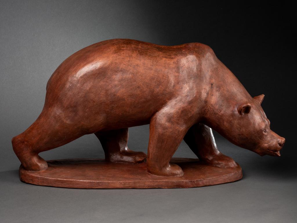 Walking Grizzlibear : Original clay patinated terracotta sculpture 

Monogrammed on the base (to be identified)

Good condition
Second half of XXth century

Dimensions 
Height = 25 cm 
Width = 46 cm 
Depth = 16 cm