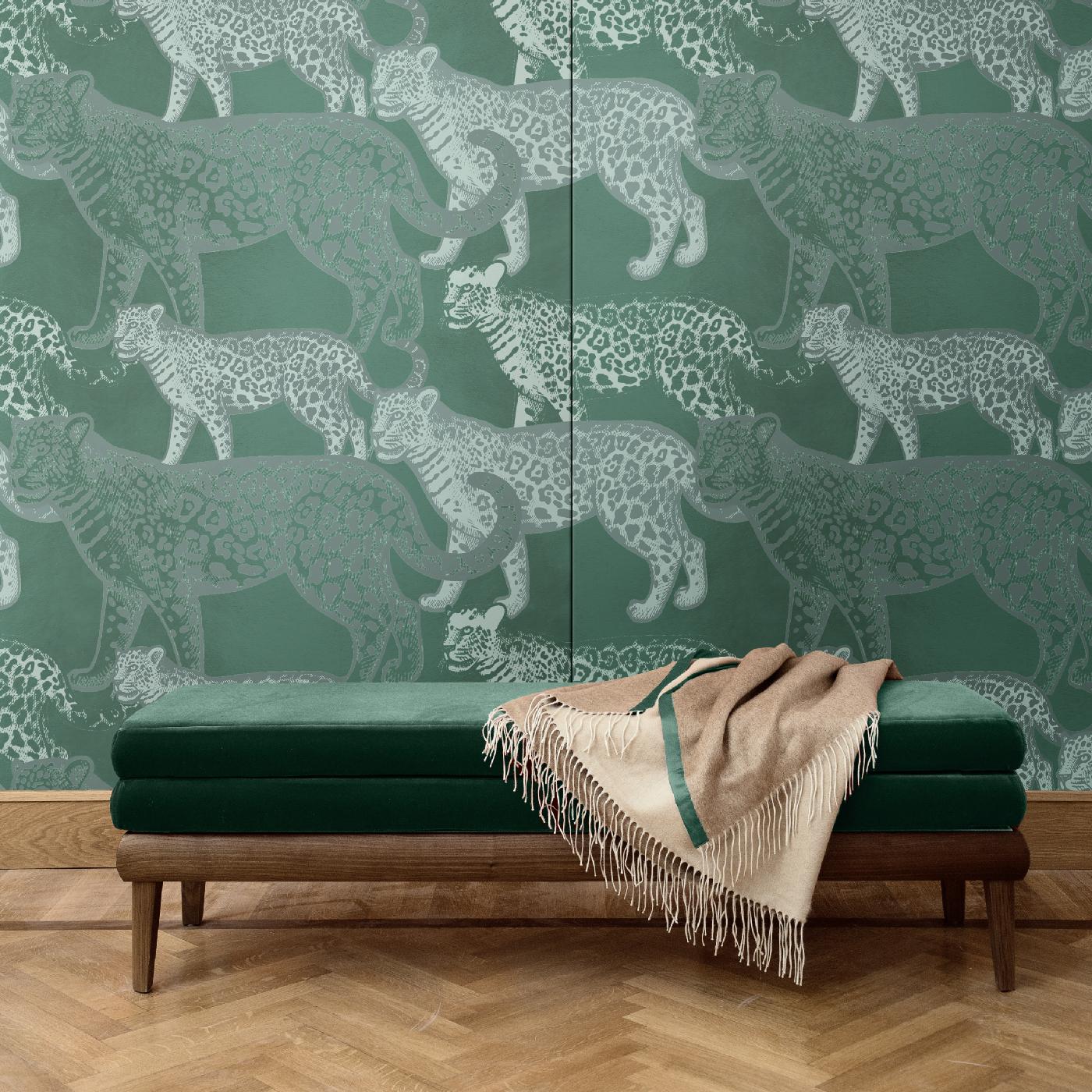 Drei verschiedene Versionen von Leoparden, die fein dargestellt sind, während sie über einen dunklen Hintergrund laufen, machen diesen Wandbelag zu einer kühnen und anspruchsvollen Wahl für ein modernes Interieur. Seine hypnotisierende Qualität wird