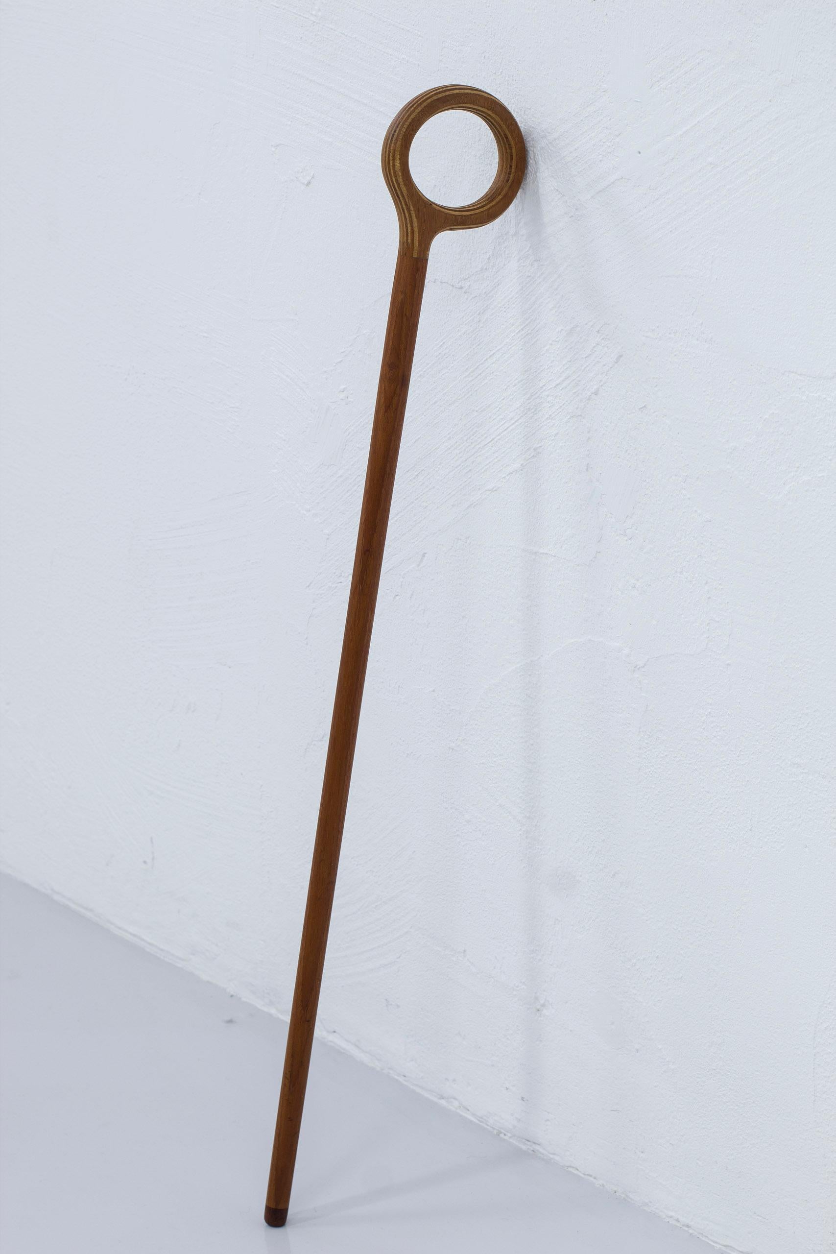 Walking stick designed by Nanna & Jørgen Ditzel. Produced by Kold's Savvaerk in Denmark during the 1950s. This example made from solid teak in the stem with a tip of walnut and laminated maple and teak handle. Good vintage condition with age related