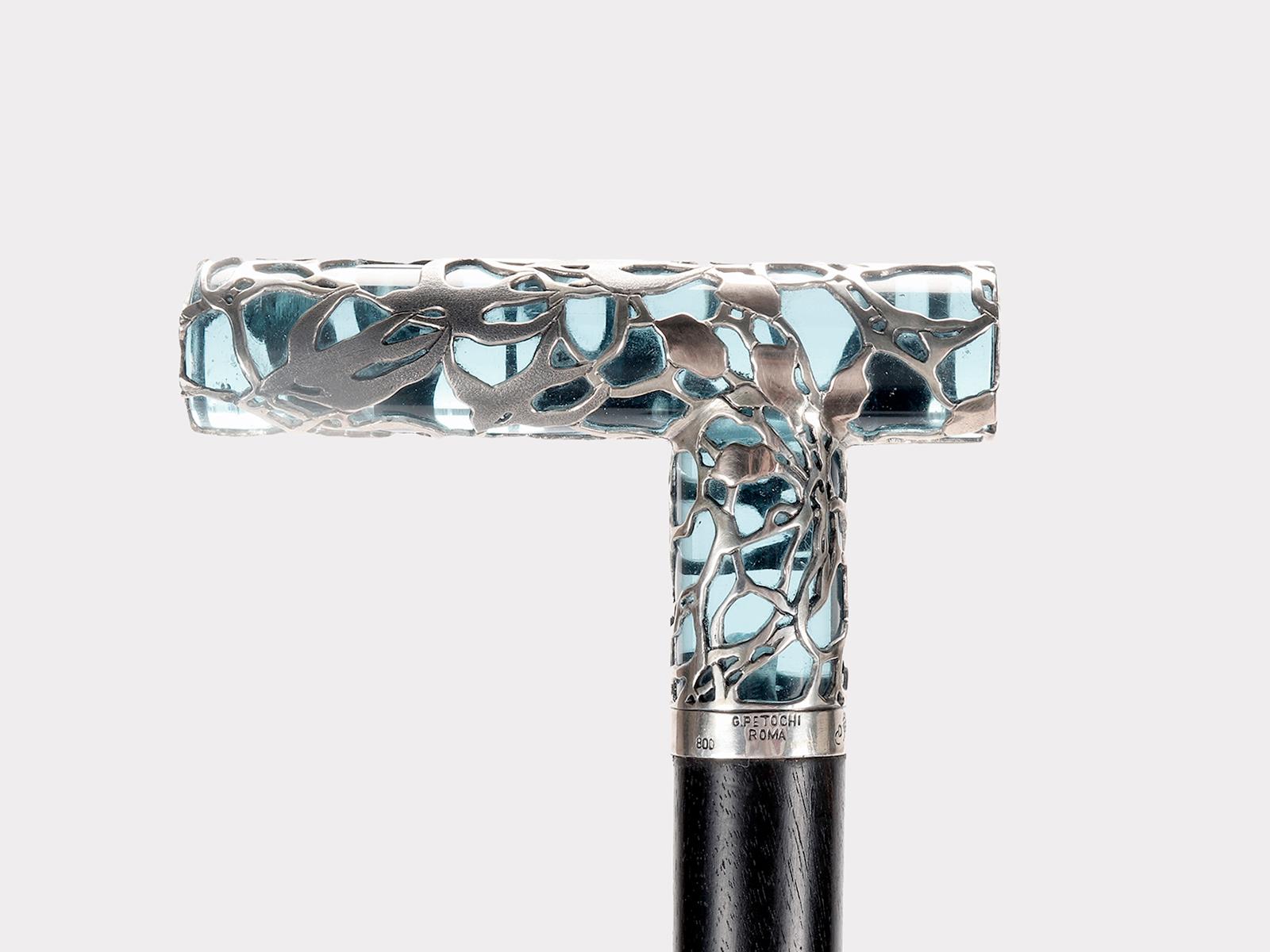 Art Nouveau walking stick: T shaped handle starts with a plane collar over which we see the Petochi maker’s mark (silversmith), the 800 hallmark (800/1000 silver) and the CD initials with the ear (Cambellotti signature).
What make this cane really