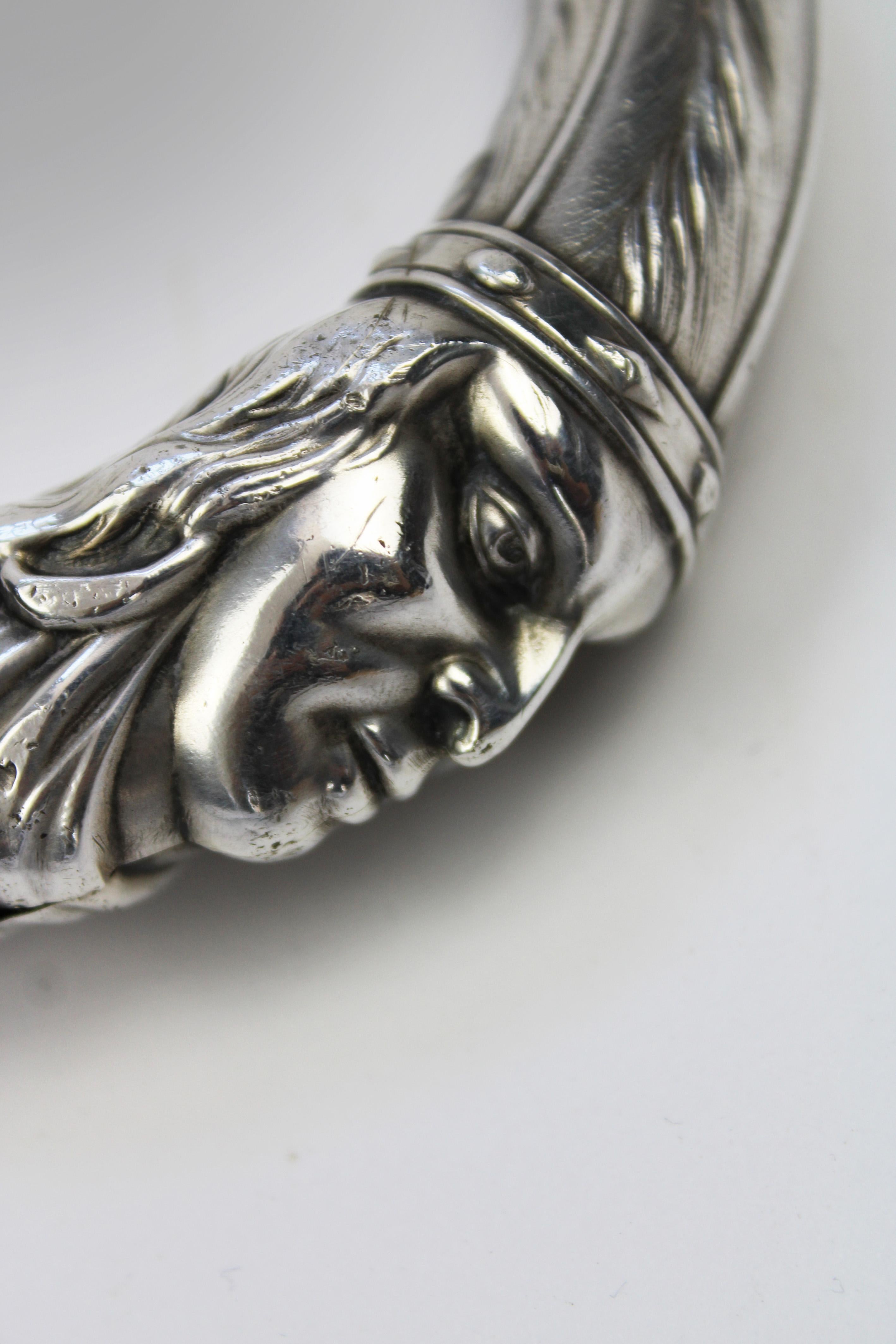 Te presentamos un raro y exquisito Bastón con empuñadura en forma de cuervo, una pieza excepcional de Americana inspirada en el arte de los indios nativos americanos. Fabricado en madera de palisandro, este singular bastón presenta intrincados