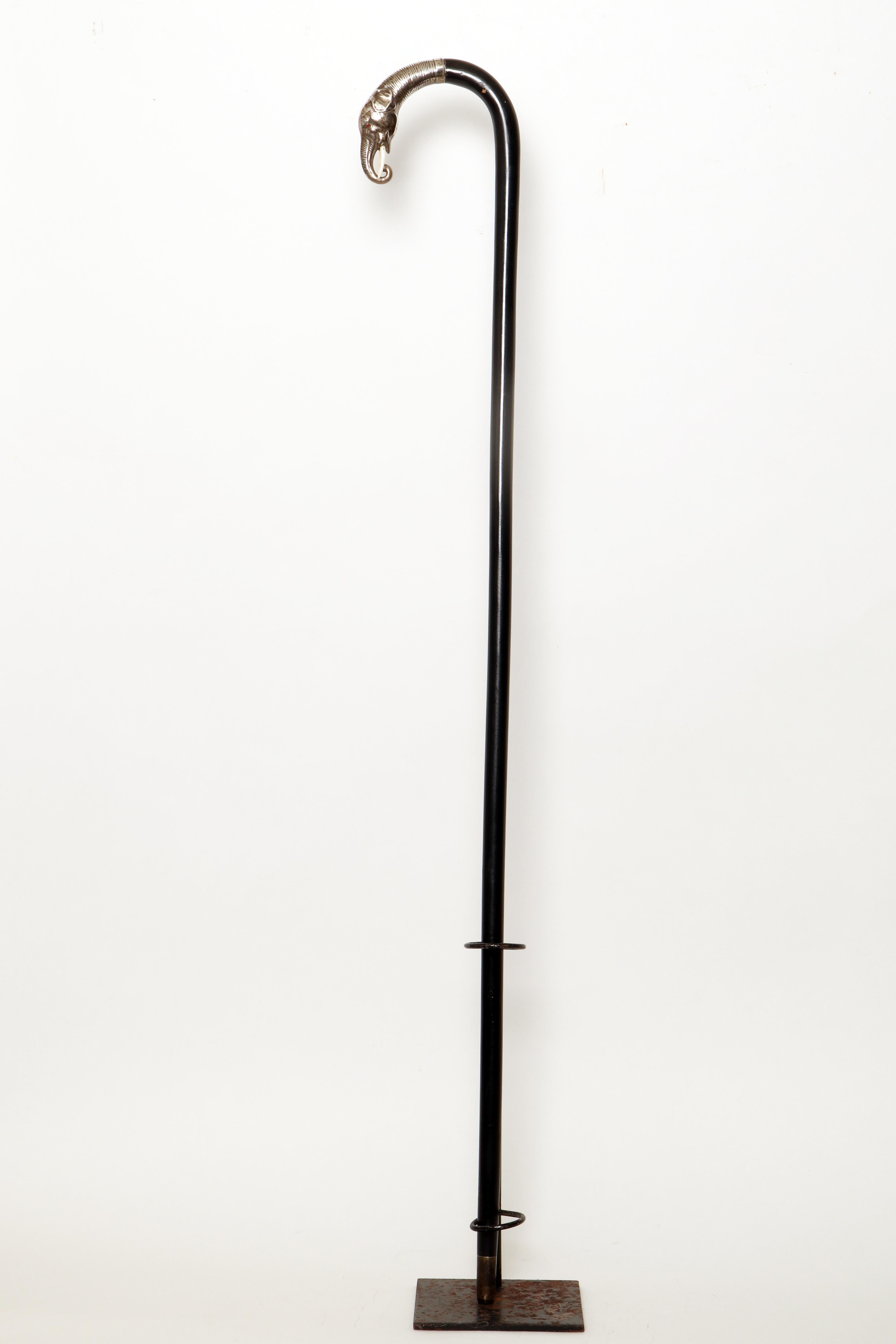 Canne : pommeau en argent et en os, qui représente à son extrémité une tête d'éléphant à la trompe enroulée dans le plus pur style Art nouveau. Crocs en os et yeux en verre sulfurisé. Tonneau en bois peint en noir. Pointe en métal. Allemagne vers