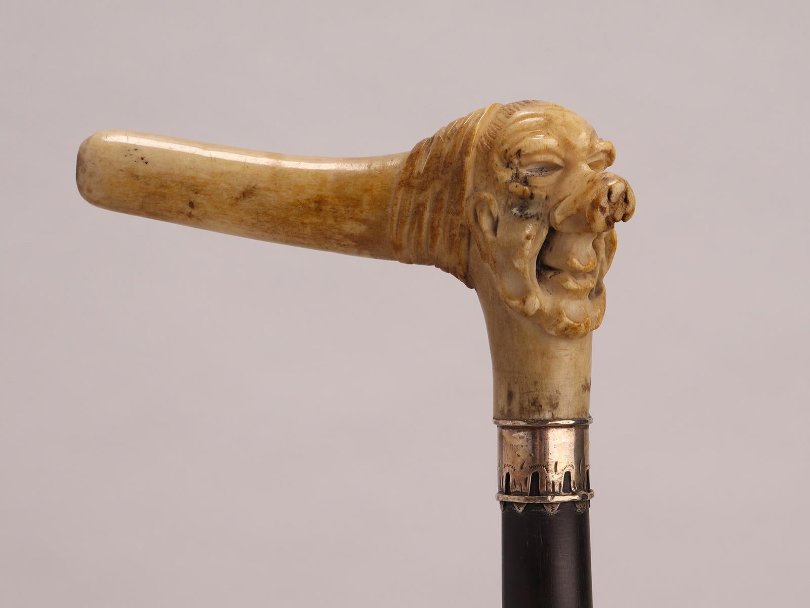 Francese Bastone da passeggio con pomello in corno di cervo raffigurante il volto di un uomo, Francia 1880. in vendita