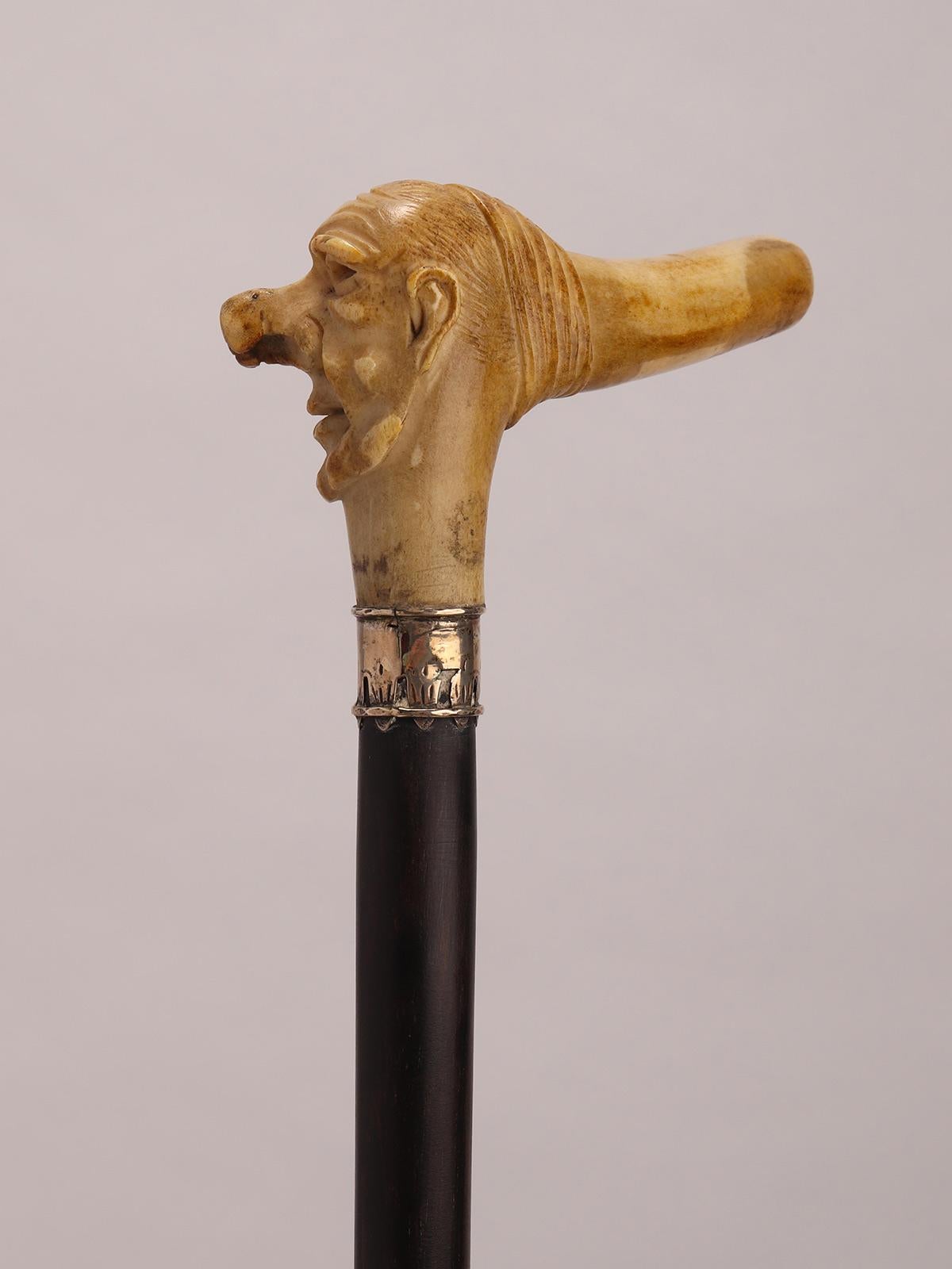 XIX secolo Bastone da passeggio con pomello in corno di cervo raffigurante il volto di un uomo, Francia 1880. in vendita