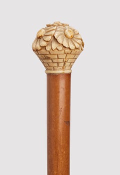 Walking stick with Galalith knob depicting a vase with daisies, England 1900.