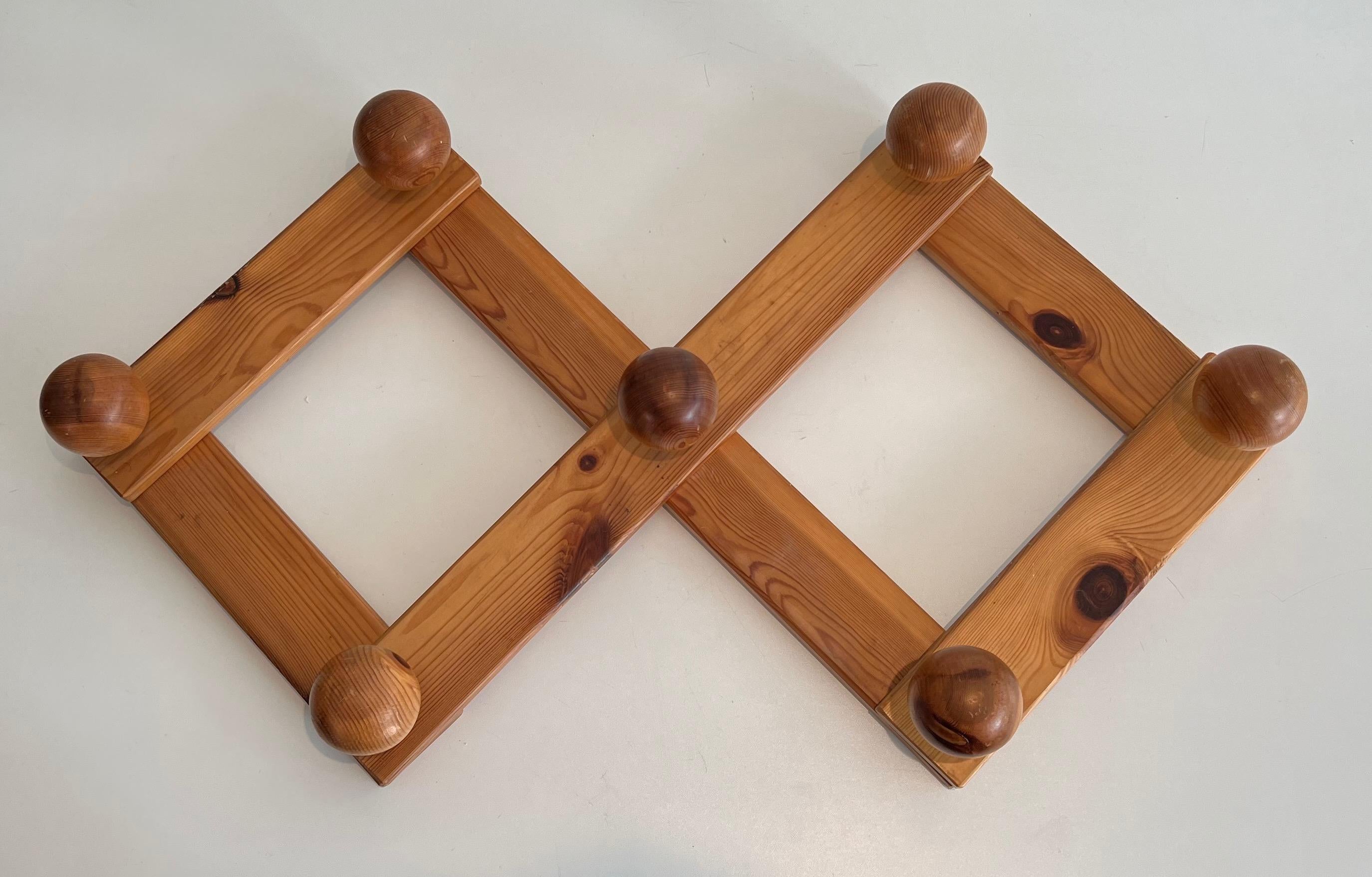 Wall accordion coat hanger in pine. French work in the style of CharlottePerrand In Good Condition For Sale In Marcq-en-Barœul, Hauts-de-France