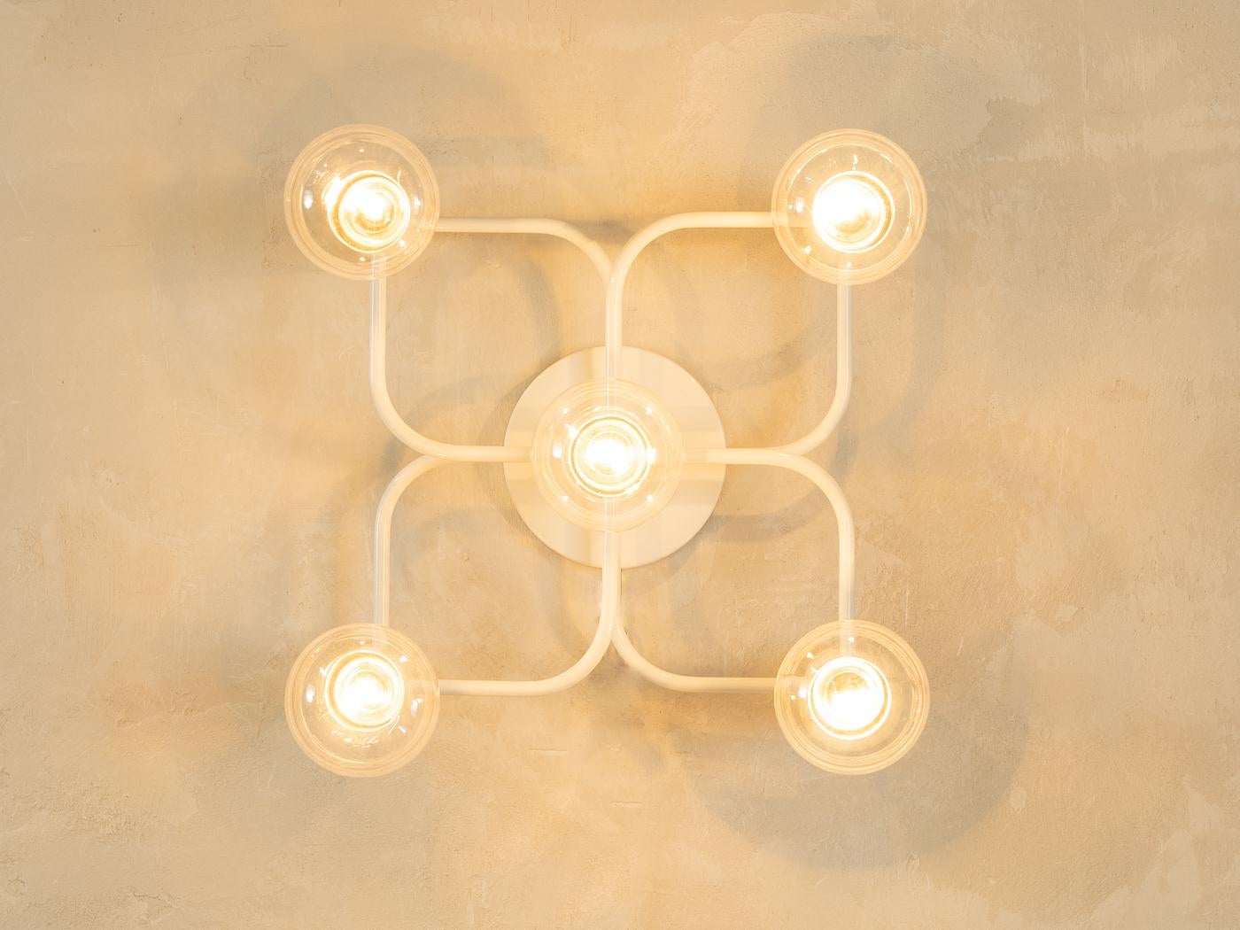 Sculptural wall and ceiling lamp from the 1970s by Gaetano Sciolari for Leola. High-quality metal frame in white with five E27 sockets.

Quality Features:
very good workmanship
high-quality materials
Made in Germany. Design: Gaetano Sciolari,