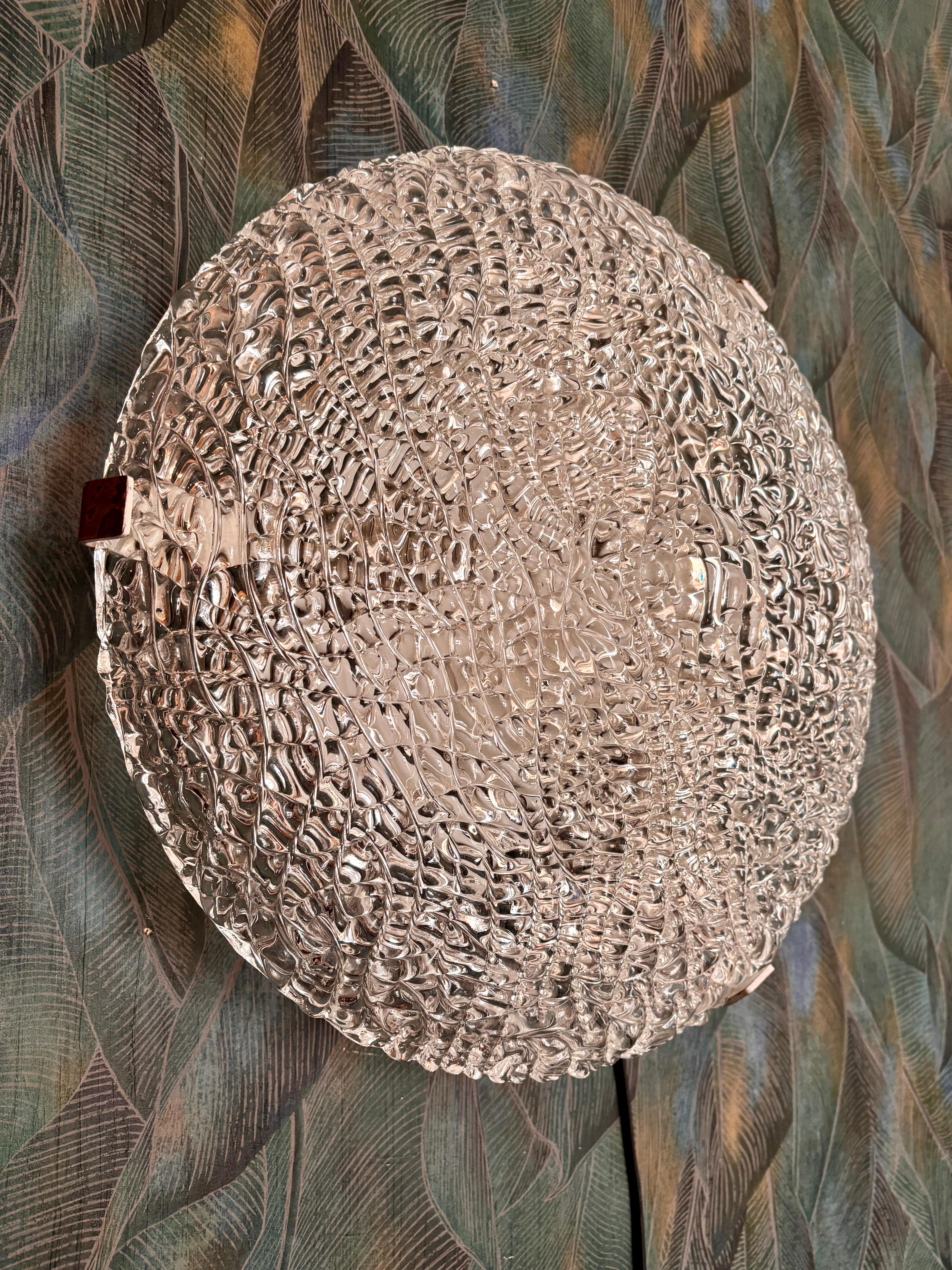 Bellissima, grande e pesante lampada da parete e da soffitto in vetro espanso di Kalmar degli anni '70.
Staffa in metallo con tre prese E27 per un massimo di 40W.

Bellissimo design di metà secolo.

Perfettamente funzionante e originale al 100%.

È
