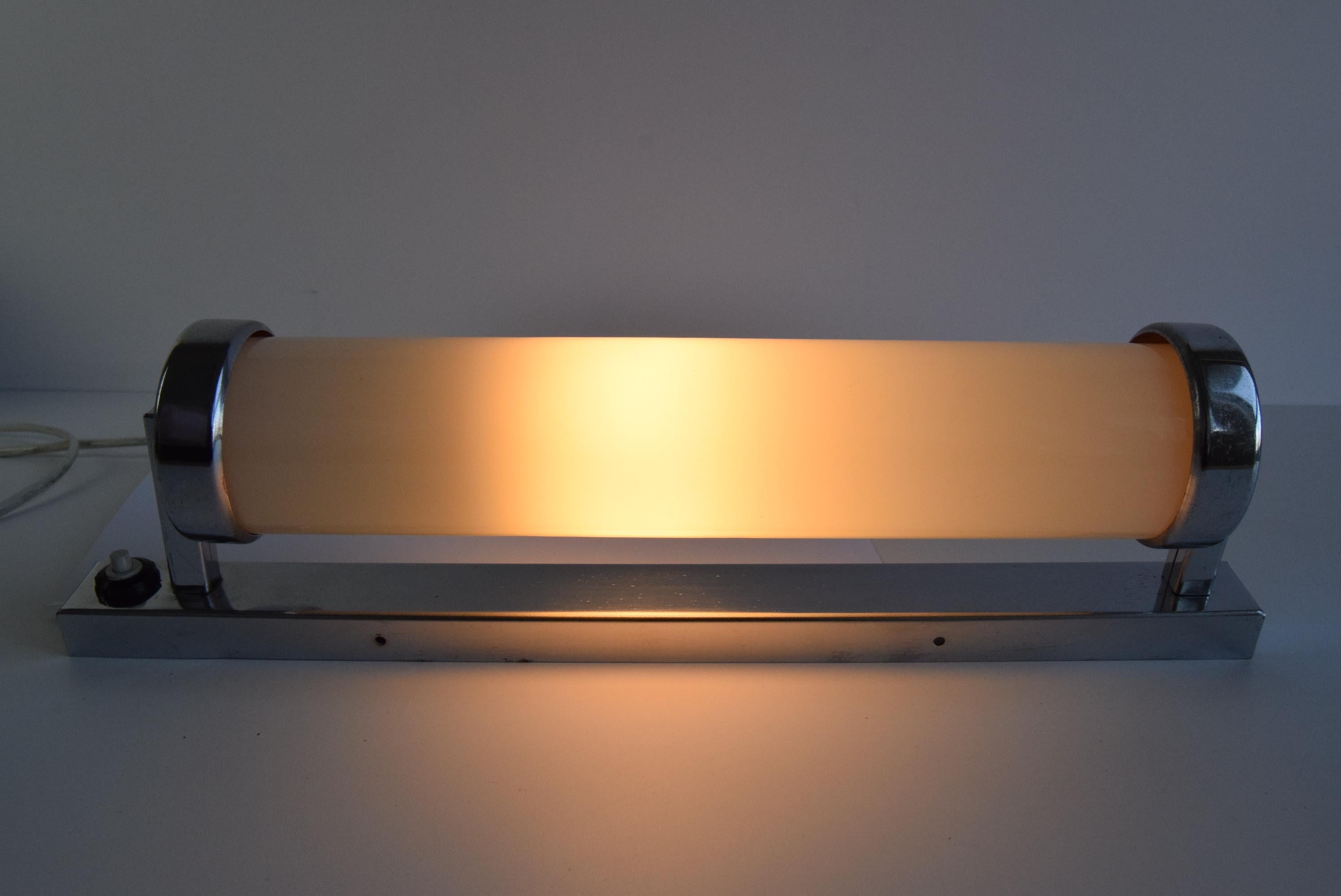 Base cromada con pátina envejecida y pantalla de cristal opalino soplado.
Rewired. Pulido.
1x40W, bombilla E14 o E12.
Compatible con cableado estadounidense.
Estado original