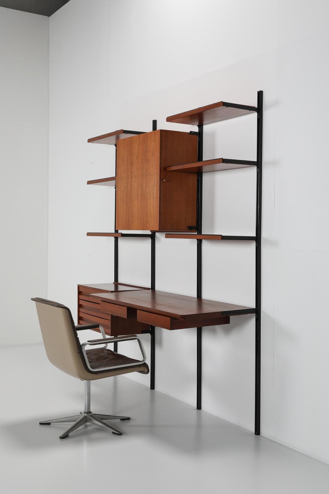 Wall Bookcase E22 by Osvaldo Borsani for Tecno, 1960s For Sale 7