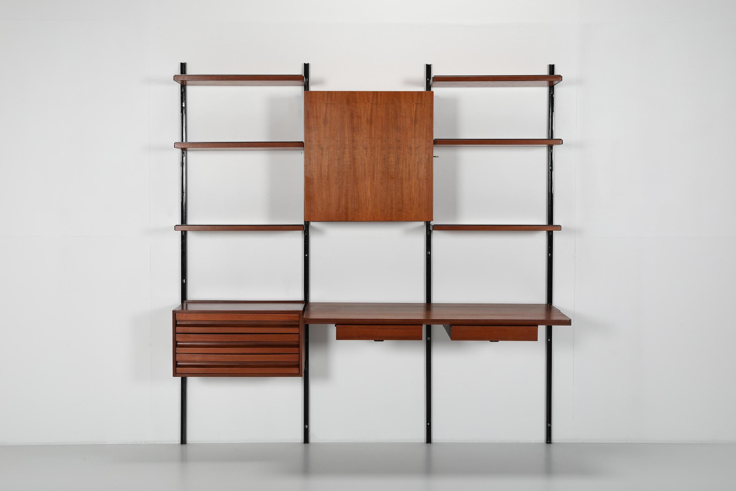 Wall Bookcase E22 by Osvaldo Borsani for Tecno, 1960s In Good Condition For Sale In Antwerp, BE