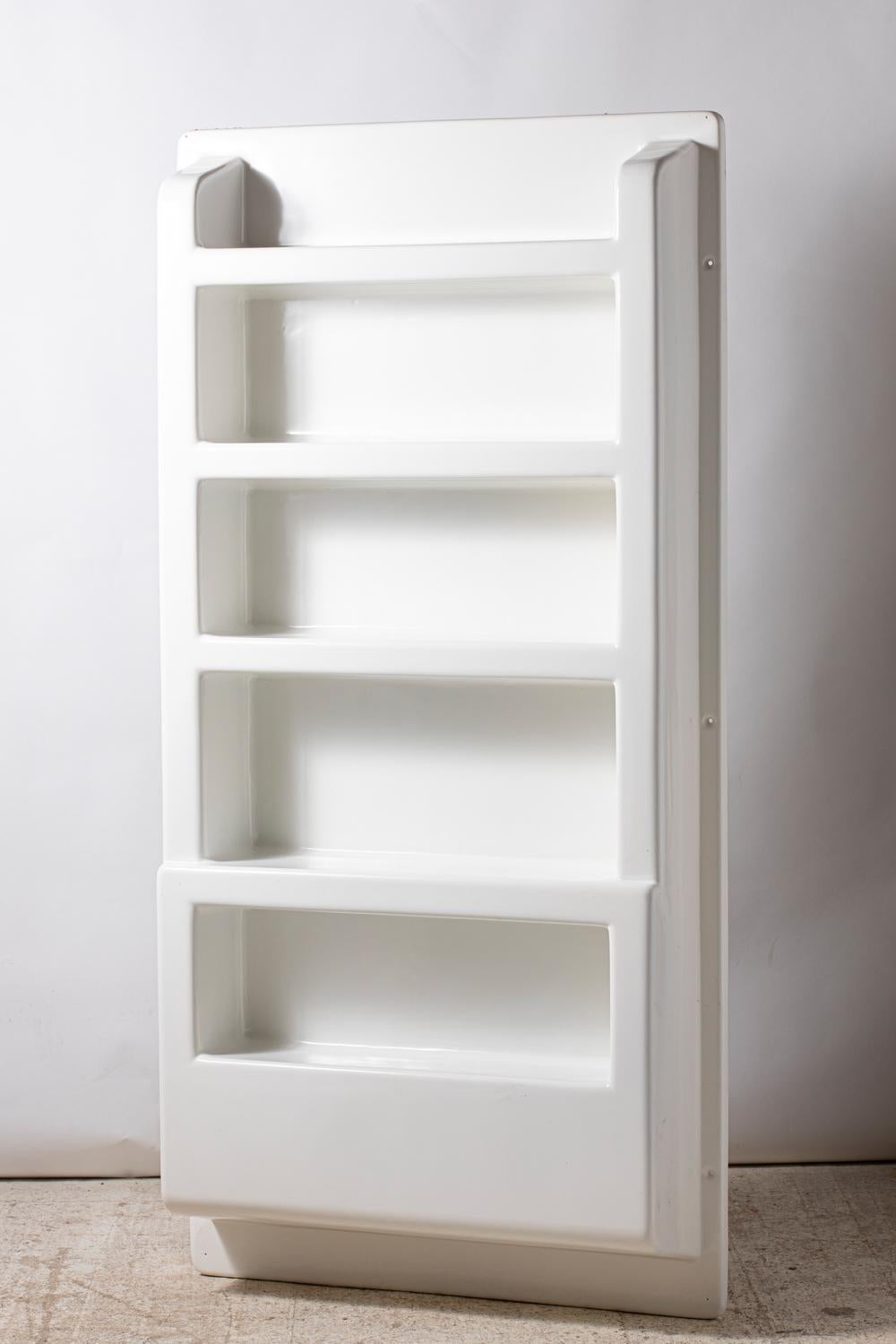 Wall bookcase in white molded propylene. 
Editions Meurop, 1970, France.
Five shelves-compartments on each.
In perfect condition.

Two pieces available.