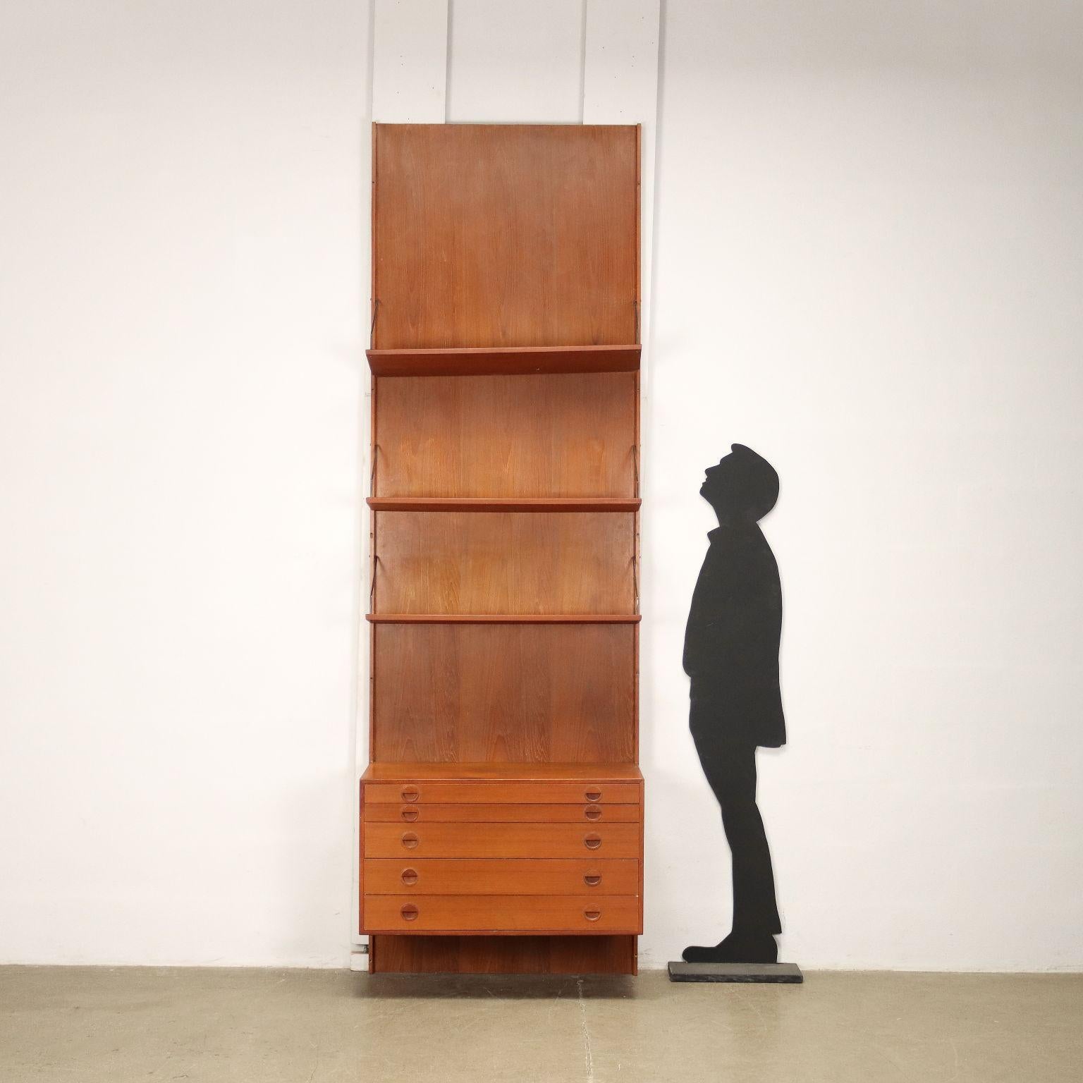 Wall bookcase with container elements and adjustable shelves in teak veneer.