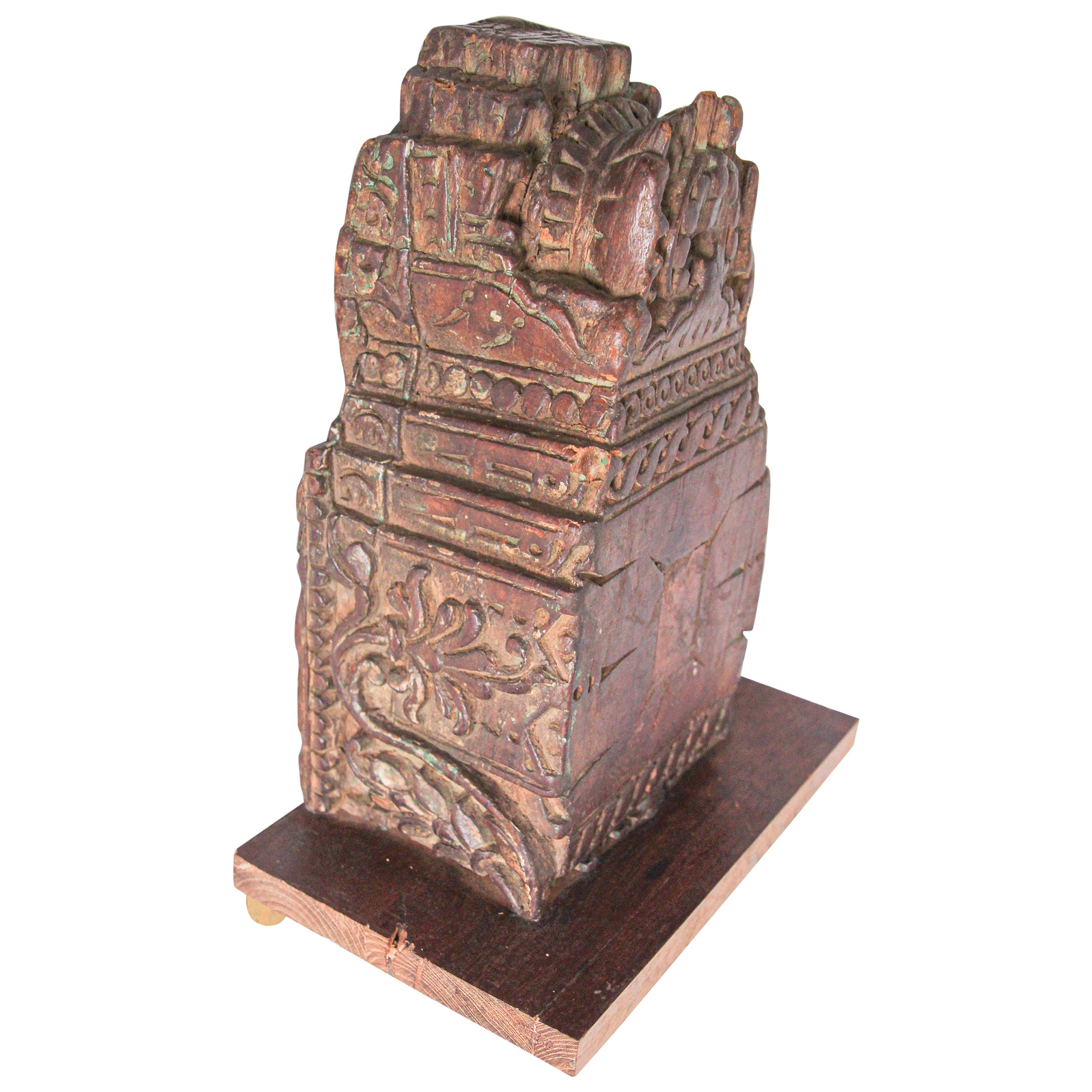 Support mural fragment de bois sculpté architectural d'Inde en vente