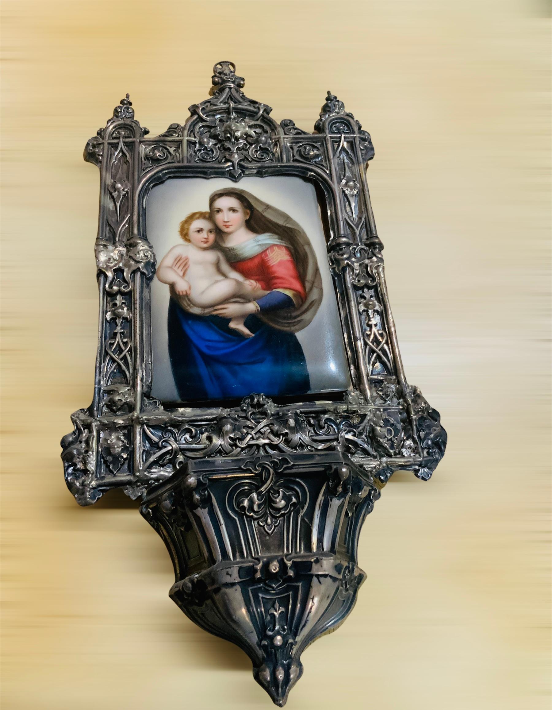 Inconnu Fonts baptismaux muraux en laiton Porcelaine peinte à la main de la Madonna Sixtine en vente