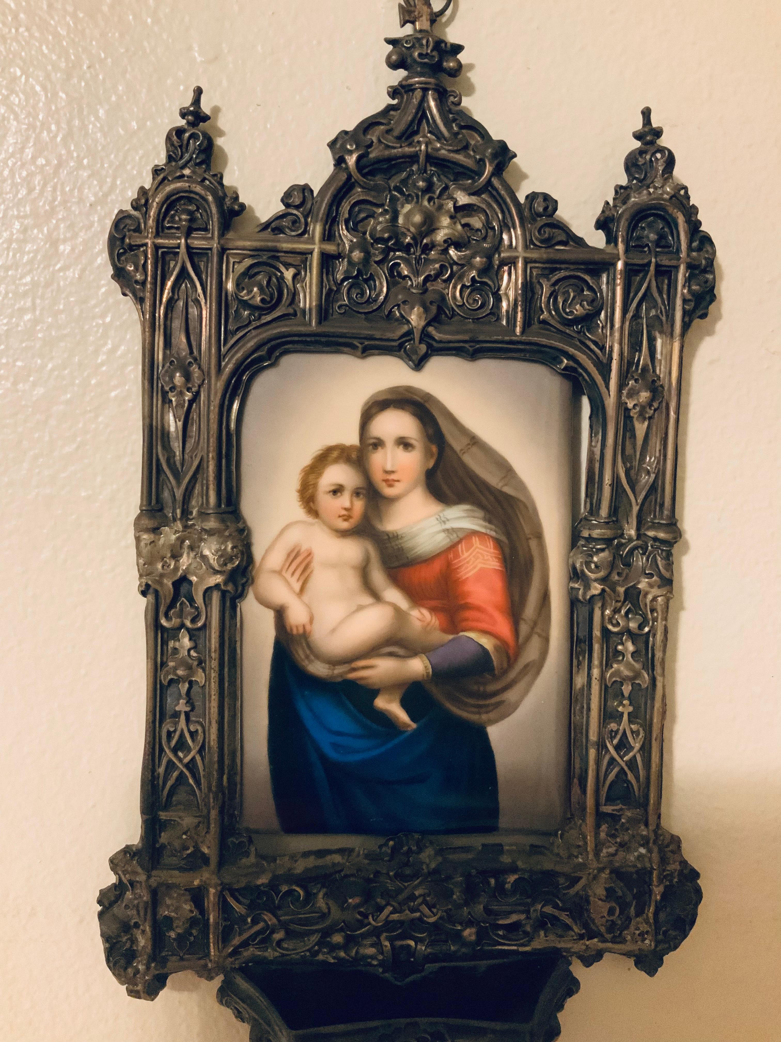 Fait main Fonts baptismaux muraux en laiton Porcelaine peinte à la main de la Madonna Sixtine en vente