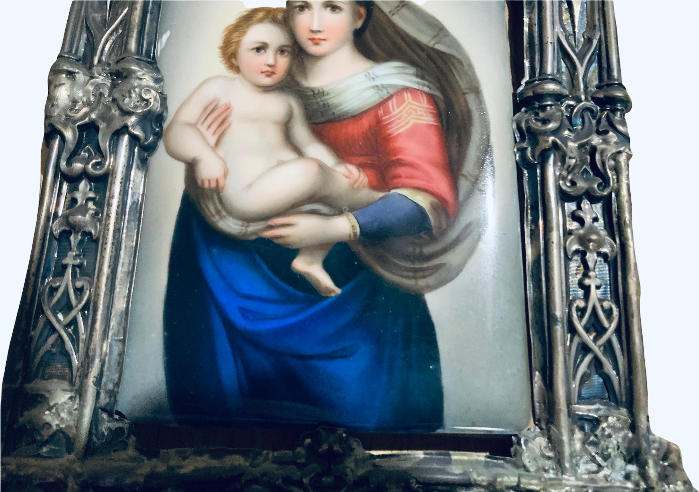 20ième siècle Fonts baptismaux muraux en laiton Porcelaine peinte à la main de la Madonna Sixtine en vente