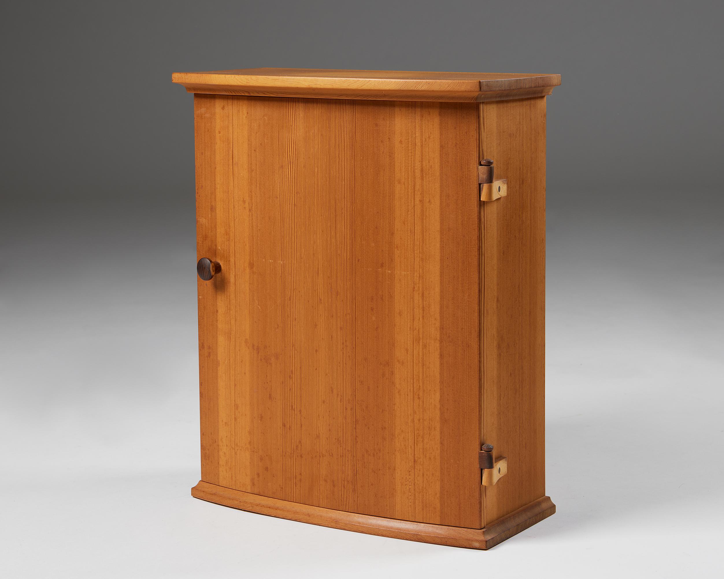 Wall cabinet, anonymous,
Sweden. 1960s.
Pine.

Measures: H: 56 cm / 1' 10