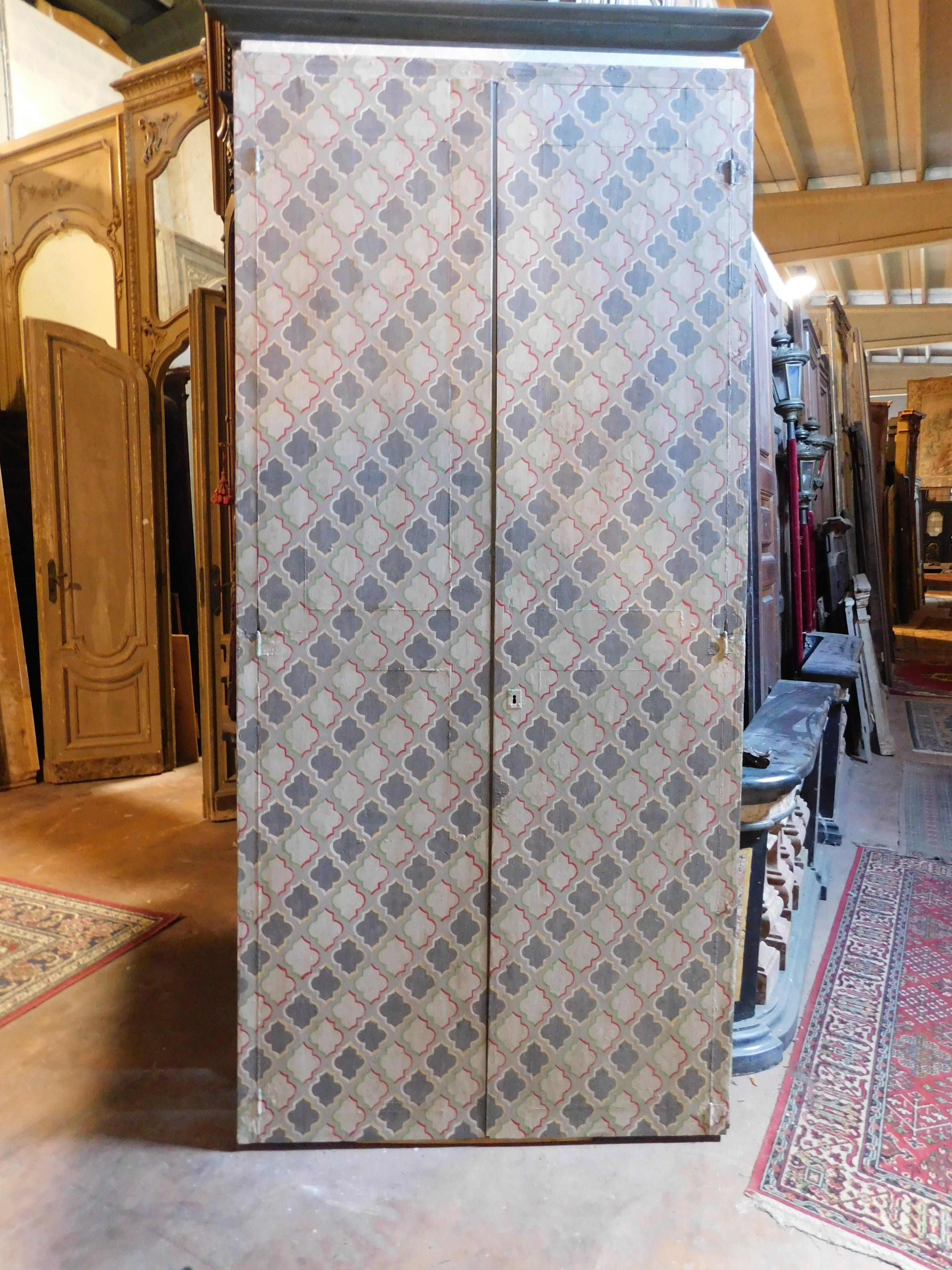Antique wall cabinet in lacquered wood, double-wing placard painted with geometric decorations and lacquered with vintage tapestry texture, simple lacquered back, Pull opening and original frame.
Early 1900s, from Italy, vintage optical style.
These