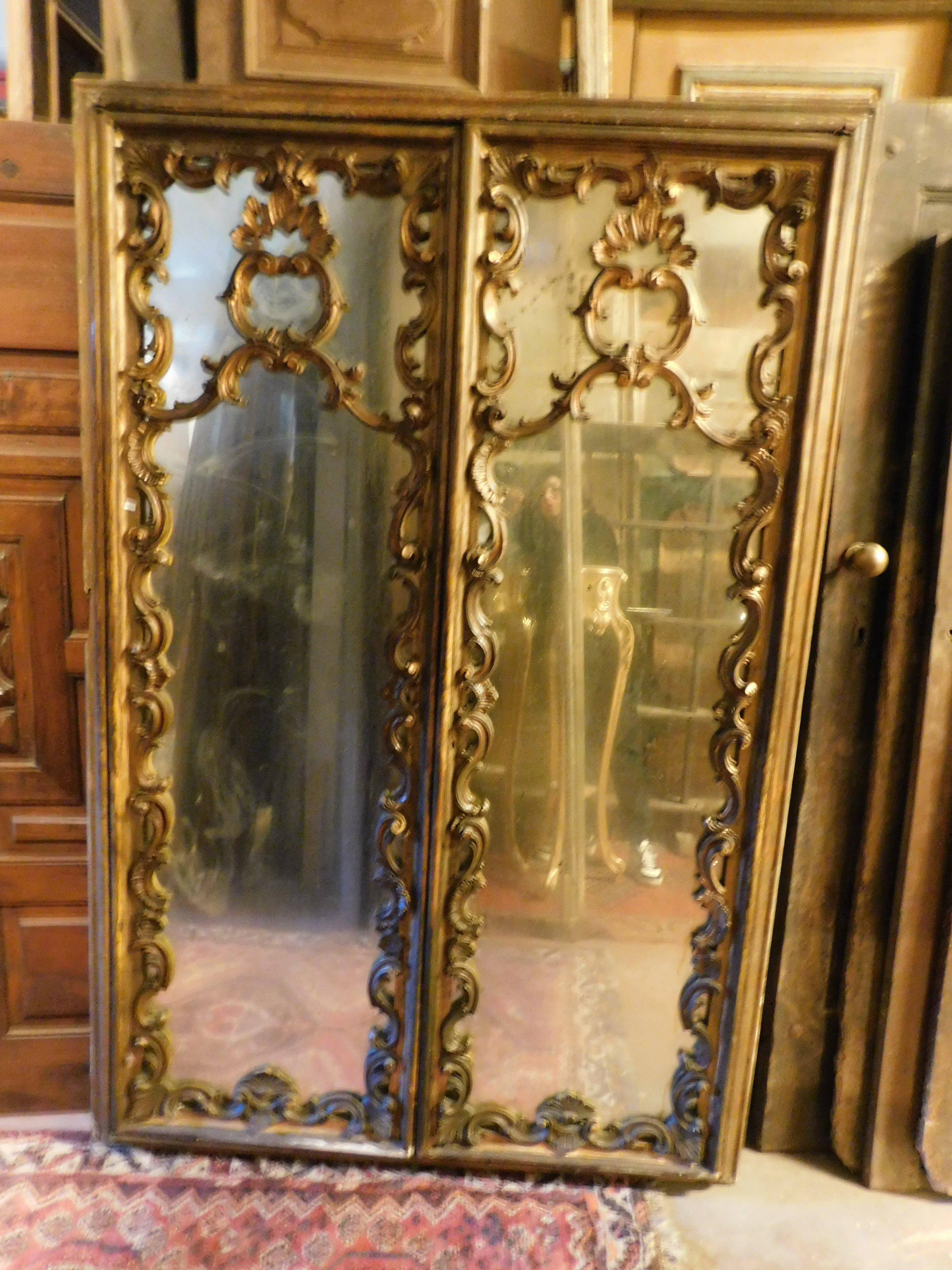Espejo antiguo o armario de pared, placado en madera lacada, tallada y dorada con 2 alas de espejo. Tiene ricas decoraciones con volutas y conchas, originales del siglo XVIII, procedentes de Francia. Puede utilizarse como armario o nicho en la pared